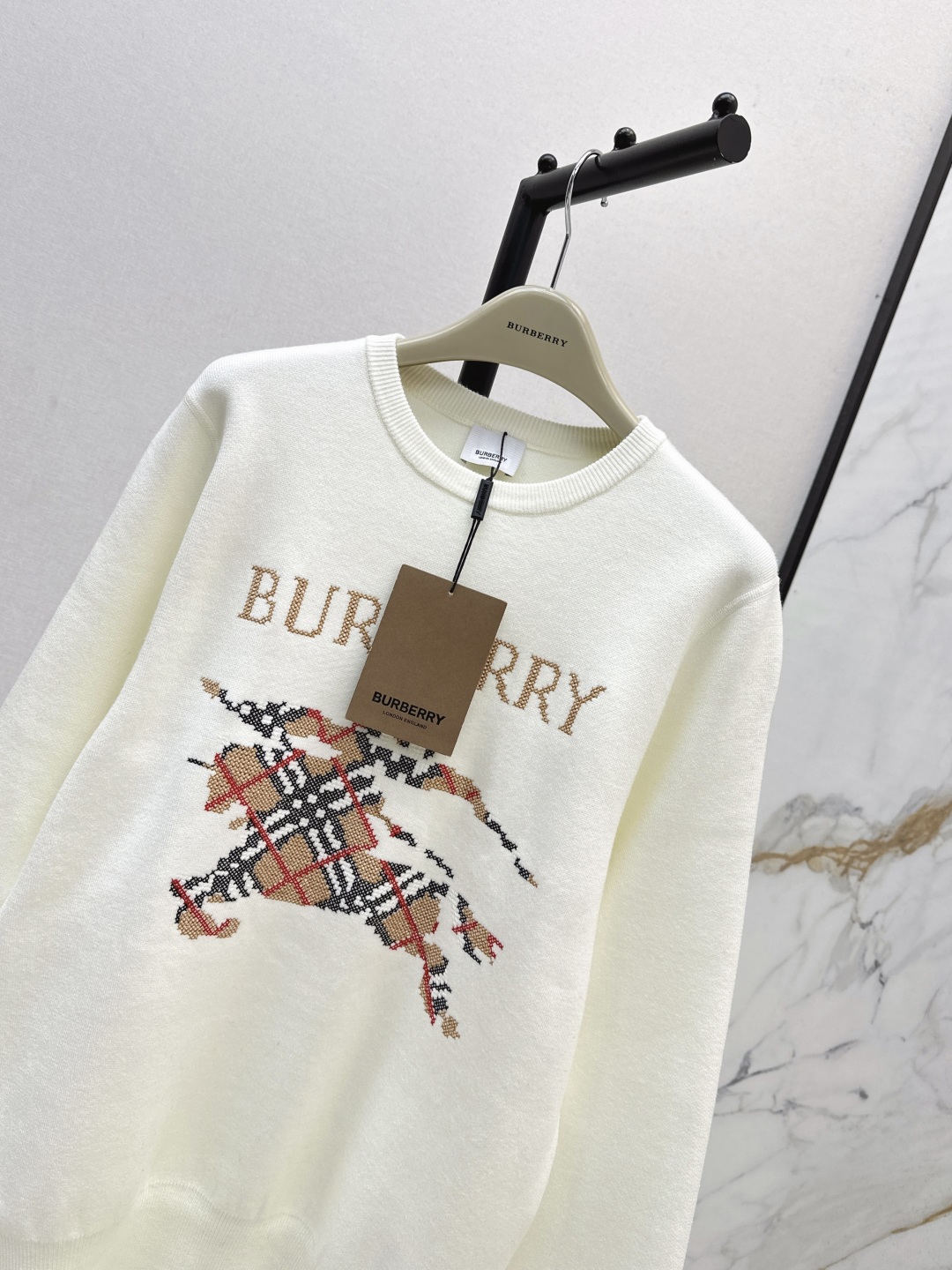 Burberry Women's White Knit Sweater with Equestrian Knight Design 4 cmp i1756711627048 537 0 2