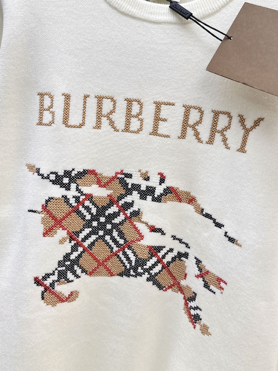 Burberry Women's White Knit Sweater with Equestrian Knight Design 7 cmp i1756711627117 427 0 5