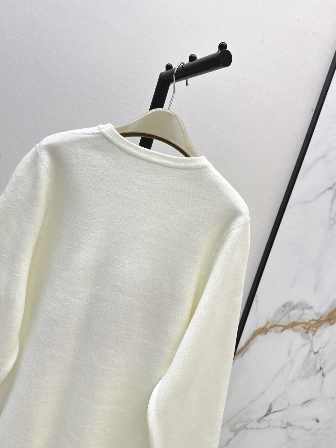 Burberry Women's White Knit Sweater with Equestrian Knight Design 10 cmp i1756711630005 9305 0 8