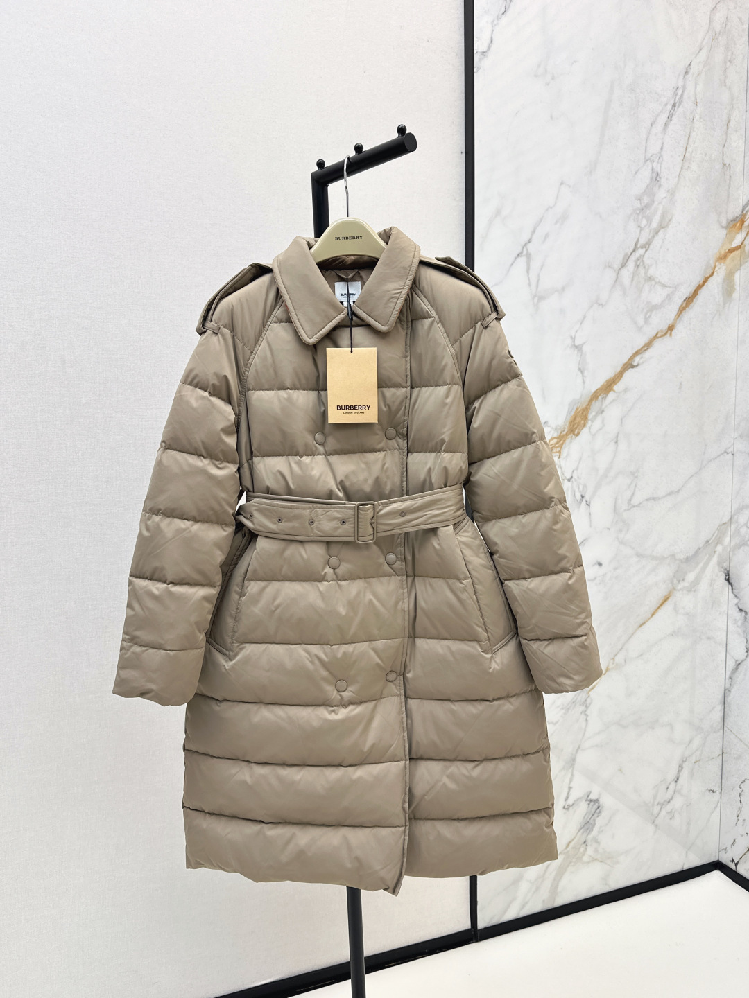 NO:484172,With dust bag Bur 25Ss———The latest classic double-breasted lapel long down jacket in autumn and winter. It is very practical. The classic style that the counter must be popular every year. Easy to hold various combinations. It exudes the retro style of the British and shows a strong visual effect. Create a three-dimensional and crisp style. It shows the neat side of the women. Imported heavyweight 90 white goose down velvet filling, light, comfortable and warm. The material feel is super good. Recommended. Three-color smlxl, burberry, jackets & coats, down jacket, alexander wang19860909配防尘袋Bur 25Ss———秋冬最新款经典双排扣翻领长款羽绒服外套 实穿性很高 专柜每年必火的经典款 轻松hold各种搭配 流露着英伦复古风 同时又展现出强烈的视觉效果 打造立体挺括的版型 穿着尽显女性利落的一面 进口重磅90白鹅绒填充 轻盈舒适又保暖 实物质感超级赞 推荐 三色smlxl,,burberry,jackets & coats,down jacket,alexander wang,Women's clothing