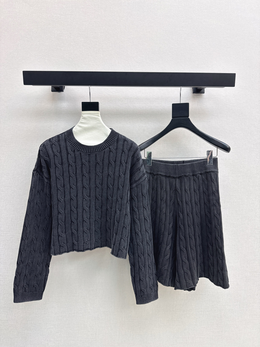 NO:484153,Max 25Ss——The latest lazy style wool suit in autumn and winter, three-dimensional twisted loose long-sleeved sweater + elastic waist shorts, 100% worsted wool yarn fabric, simple and atmospheric lazy style, durable, warmth and appearance are both online~~ The most practical and versatile quality, everyday high-end, base layered in autumn and winter!  !  Extra elasticity and body shape for sale. Two colors are available for sale in stock. SML, shorts, sweaters, alexander wang19860909Max 25Ss———秋冬最新款慵懒风羊毛套装立体麻花精织宽松长袖毛衣+松紧腰短裤 百分百精纺羊毛纱线面料 简约大气慵懒版型 经久耐穿 保暖度和颜值却都在线～～最实穿百搭的精品 秋冬打底叠穿日常高级！！超大弹力不挑身材一套出售 两色现货发售sml,,shorts,sweaters,alexander wang,Women's clothing