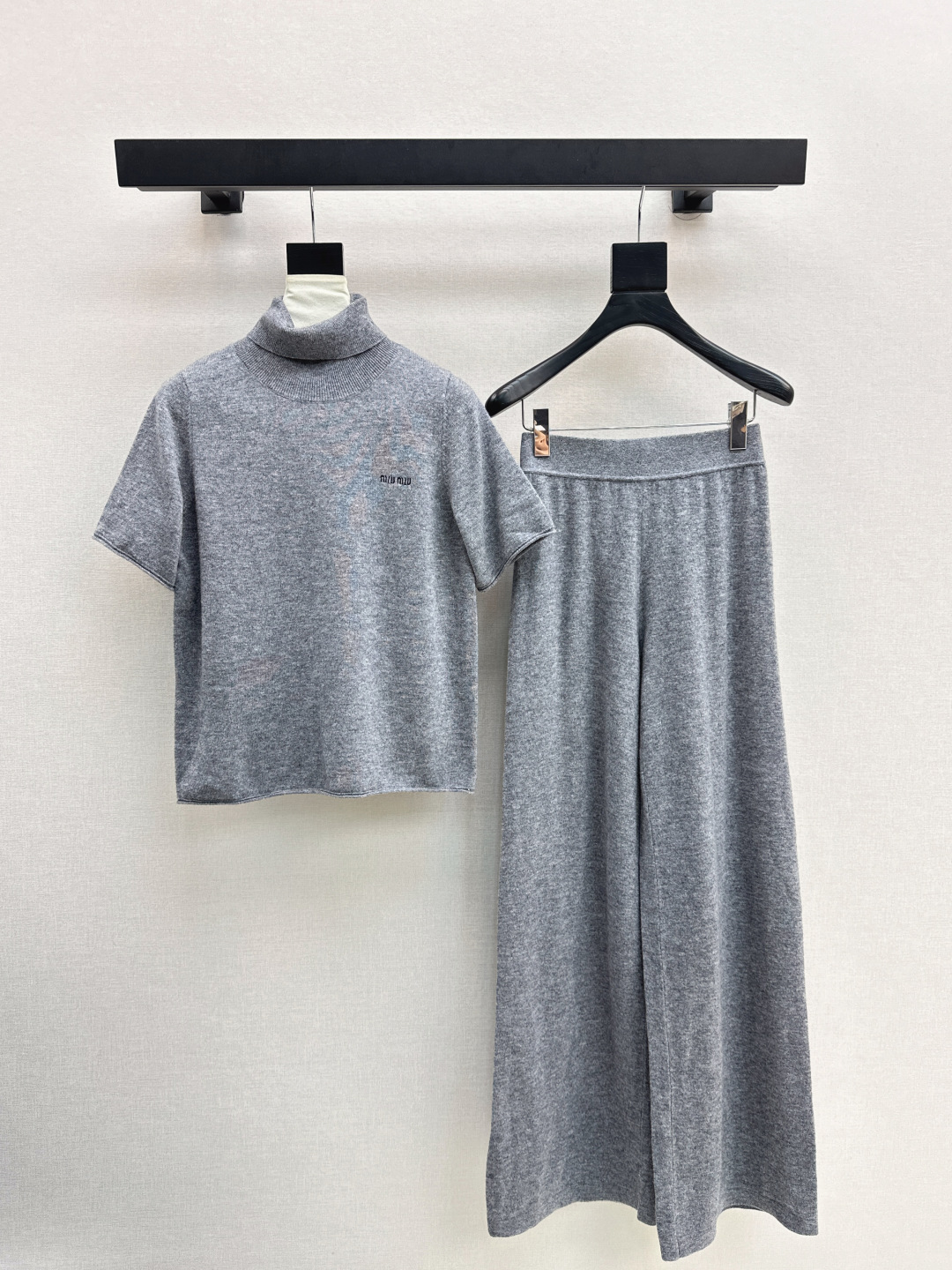 Ensemble en Laine Mérinos Femme Miu Miu : Pull Col Roulé et Pantalon Ample