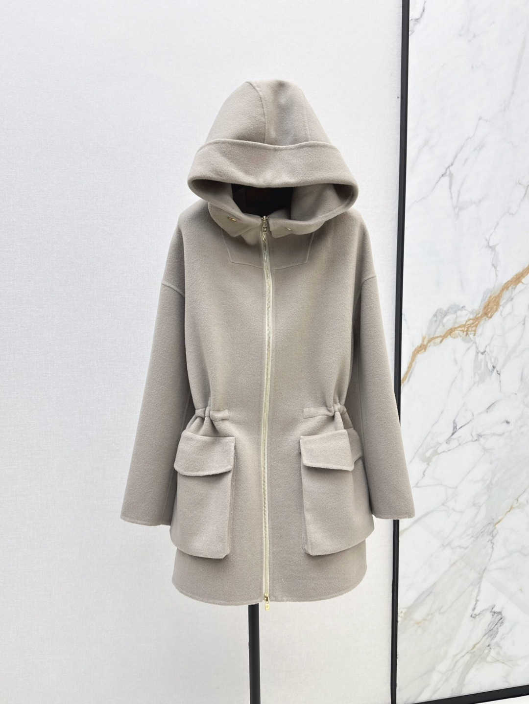 NO:485224,The latest drawstring design of wool coat with dust bags is used for slack old money style. LP 25Ss—————The latest drawstring design of wool coat in autumn and winter. It uses 90 cashmere and 10 wool fabric. Delicate texture. The hooded loose fitting style is cut and stylish. The drawstring waist design doubles the temperament of the upper body. Most figures look good. Double pockets and warm atmosphere. It has a retro and fashionable look. It is particularly good-looking. It is full of warm atmosphere in winter. Two colors are available for sale in stock. SML, loro piano, hats, alexander wang.19860909配防尘袋松弛老钱风穿搭 LP 25Ss————秋冬最新款抽绳设计羊毛毛呢大衣 采用90羊绒10羊毛面料 细腻肌理感 连帽宽松版型整个版型剪裁挺括有型 抽绳收腰设计 上身气质倍增 大部份身材穿都很好看 双口袋点辍 温暖氛围感 带有一种复古时髦 特别好看 冬天温暖氛围感满满 两色现货发售sml,,loro piana,hats,alexander wang,Women's clothing