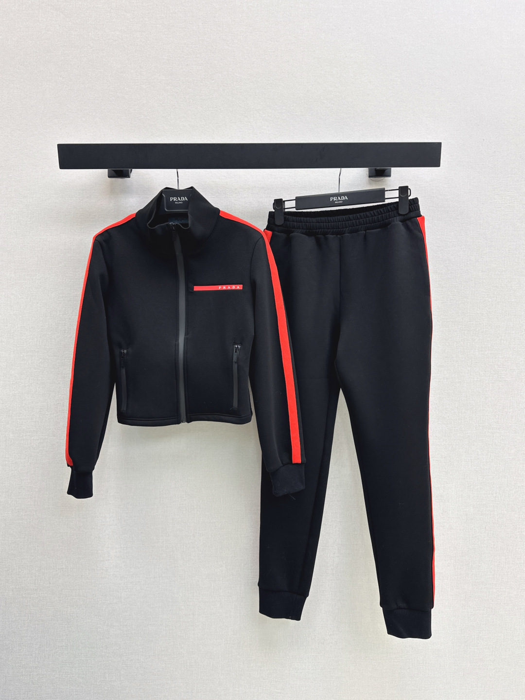 NO:485204,PD 25Ss————The latest sports and casual space cotton set in autumn and winter, stand-up collar short zipper jacket + contrasting color ties design yoga leggings, youthful and age-reducing feeling, very much beyond the body proportions, a fashionable and casual style matching, daily wear is recommended, separate matching is also very good, one set is available in stock, sml, jackets & coats, alexander wang19860909PD 25Ss————秋冬最新款运动休闲太空棉套装 立领短款拉链夹克+撞色捆边设计瑜伽紧身裤 青春减龄感拉满 非常超身材比例 时髦休闲范的一套搭配 日常穿很推荐 分开搭配也很好看 一套出 一色现货发售sml,,jackets & coats,alexander wang,Women's clothing