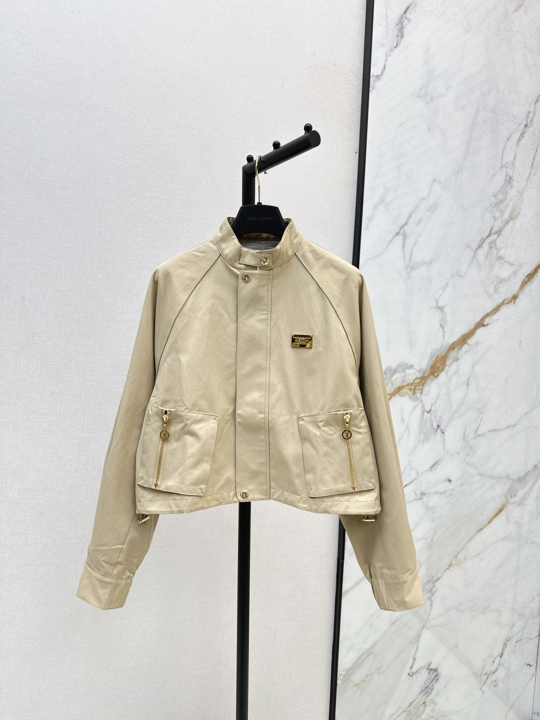 NO:485185,L Home 25Ss——————The latest stand-up collar short windbreaker jacket with delicate and capable upper body. A rare short windbreaker that can be easily controlled by a small person. The golden proportion figure is immediately available. It is also easy to match. Customized fabrics are stylish. Customized gold logo buckles are excellent. Recommended temperament items in early autumn. Two colors are available for sale in stock. Llouis vuitton, jackets & coats, gold, alexander wang19860909L家 25Ss————早秋最新款立领短款风衣外套 上身精致又干练得体 很少见到的短风衣 小个子也能轻松驾驭 黄金比例身材立马get 搭配起来也很随心应手 定制的面料挻括有型 定制金色logo扣点缀超赞 早秋推荐气质单品 两色现货发售sml,,louis vuitton,jackets & coats,gold,alexander wang,Women's clothing