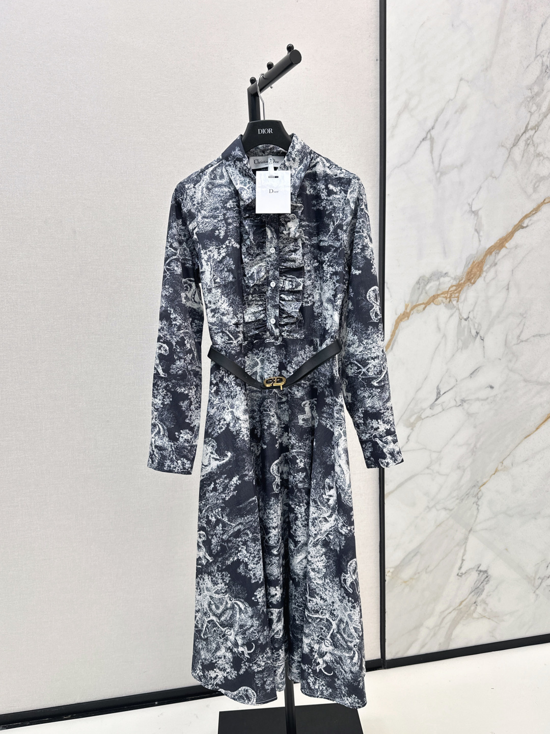 NO:485172,CD 25Ss——————The latest wave-length decorative belt dress with a custom poplin cotton fabric in early autumn, breathable texture, smooth and comfortable lapel dress style, front lace as decoration, full of weight, full of dignity and gorgeousness, matched with bee embroidered logo on the waist, autumn and winter with fur down, spring and summer single wear, absolutely high-end temperament girl, three-color spot on sale sml, skirts, down jacket, alexander wang19860909CD 25Ss————早秋最新款波荷叶边装饰腰带连衣裙定制府绸棉面料 质感透气 垂顺舒适 翻领连衣裙版型 前襟花边作为装饰 份量感十足亮眼突出 端庄华丽感尽显 搭配腰侧蜜蜂刺绣徽标 秋冬搭配皮草羽绒 春夏单穿 妥妥高阶气质女郎 三色现货发售sml,,skirts,down jacket,alexander wang,Women's clothing