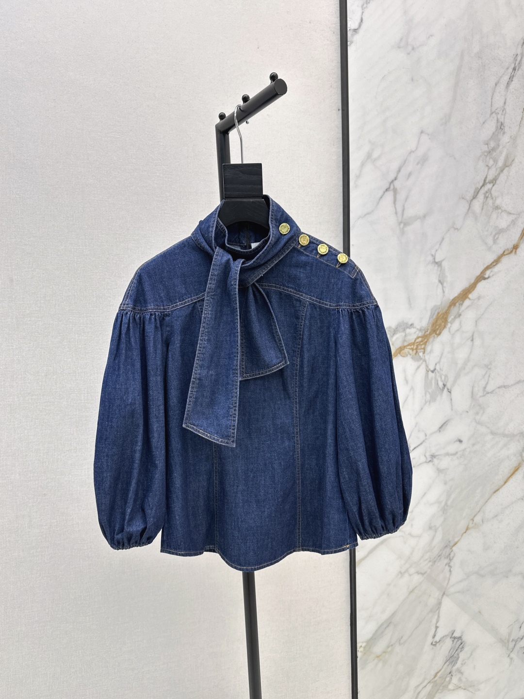 Chemise en jean à nœud et manches bouffantes avec boutons dorés élégants