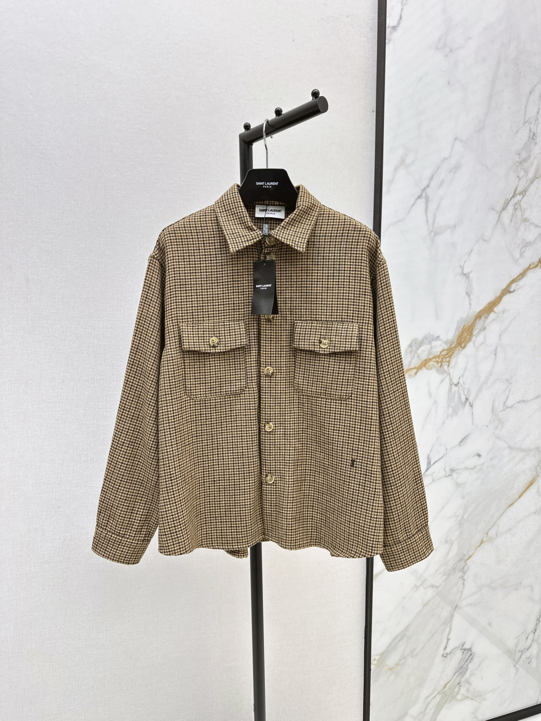 NO:485157,320SL 25Ss———The latest new product in autumn and winter, retro houndstooth shirt, workwear, double pocket design + metal buckle decoration, full high-end feel~~ H-style micro-silhouette cut, versatile and not picky, commuting and handsome!  Customized wool color houndstooth fabric with good texture. SML is available in stock, loro piana,shirts,alexander wang19860909320SL 25Ss————秋冬最新款新品复古千鸟格衬衫工装双口袋设计+金属扣装饰 满分高级感～～ H版型微廓形剪裁 百搭不挑人 通勤又帅气！定制羊毛色织千鸟格面料 质感很好 一色现货发售sml,,loro piana,shirts,alexander wang,Women's clothing