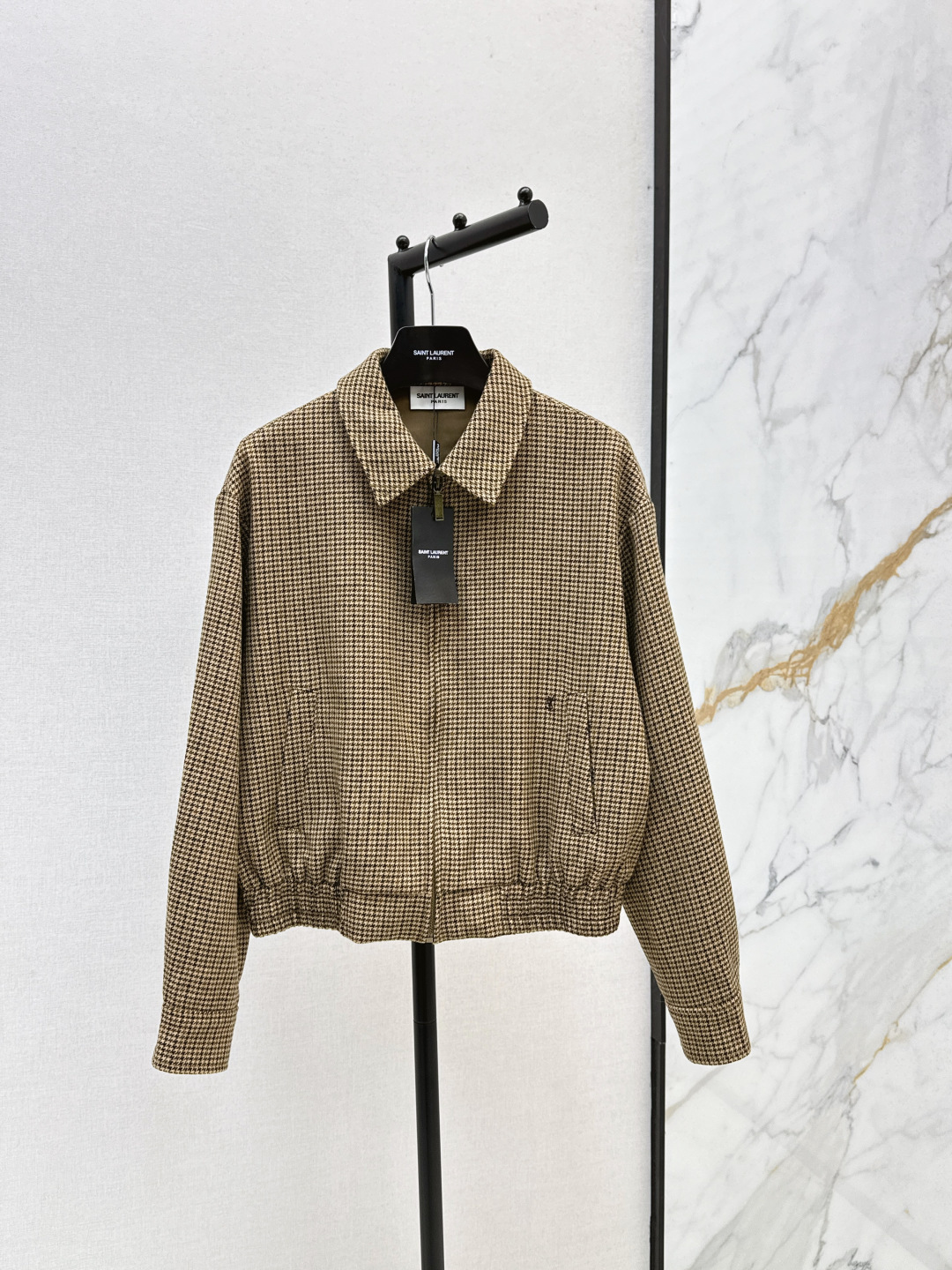 NO:485150,370SL 25Ss———The latest retro houndstooth jacket in autumn and winter, handsome boyfriend style outfit~~ Classic baseball uniform short jacket style, versatile and not picky, customized wool color houndstooth fabric with good texture, one color is available in stock sml, loro piano, jackets & coats, jackets & coats, alexander wang19860909370SL 25Ss————秋冬最新款复古千鸟格夹克外套帅气男友风穿搭～～ 经典棒球服小短款夹克版型 百搭不挑人 定制羊毛色织千鸟格面料 质感很好 一色现货发售sml,,loro piana,jackets & coats,jackets & coats,alexander wang,Women's clothing