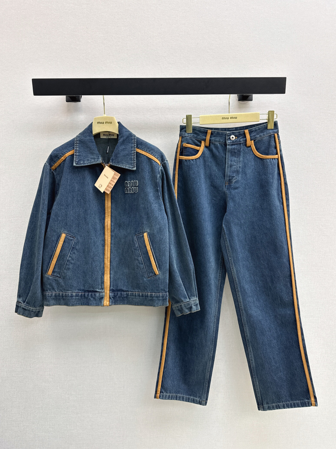 NO:485140,Exclusive first launch Miu 25Ss———————The latest leather-patched denim jacket jacket + trousers in early autumn. This year’s new element trend. The handsome and cracked denim fabric spliced ​​with brown leather. The upper body is both handsome and cool. The positioned logo letter patch embroidery. Customized brown leather edge splicing. Three-dimensional tailoring is versatile and not picky. Any combination is a fashionable lady. All colors are on sale. sml. In addition,, miumiu, jackets & coats, jackets & coats, alexander wang19860909独家首发 Miu 25Ss————早秋最新款拼皮装饰牛仔一系列落肩夹克外套+长裤 今年新元素风向 帅到炸裂的牛仔面料拼接咖色皮边 上身既帅气又很飒姐 定位的徽标字母贴布刺绣 定制的咖色皮边拼接 立体剪裁百搭不挑人 任意搭配都是时髦小姐姐 一色现货发售sml 外,,miumiu,jackets & coats,jackets & coats,alexander wang,Women's clothing