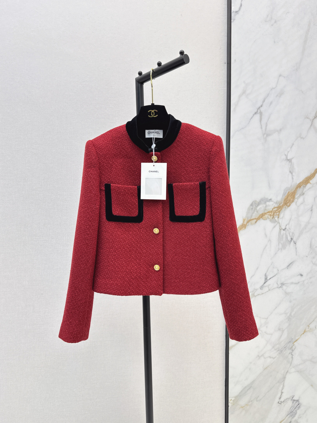NO:486105,Retro tone C home 25Ss———The latest velvet collar splicing retro red jacket with velvet collars in autumn and winter. The color is very red and it won’t be ostentatious. The upper body has turned white. The short style of the small stand collar is also very energetic. Very charming. The festive atmosphere is full. The color is on sale in stock. SML, Chanel, Jackets & coats, alexander wang19860909复古调调 C家 25Ss————秋冬最新款丝绒领子拼接复古红小外套 颜色是很正的红 不会张扬 上身整个人都变白了一个度 小立领短款版型也很精神 非常迷人 节日氛围感满满 一色现货发售sml,,chanel,jackets & coats,alexander wang,Women's clothing