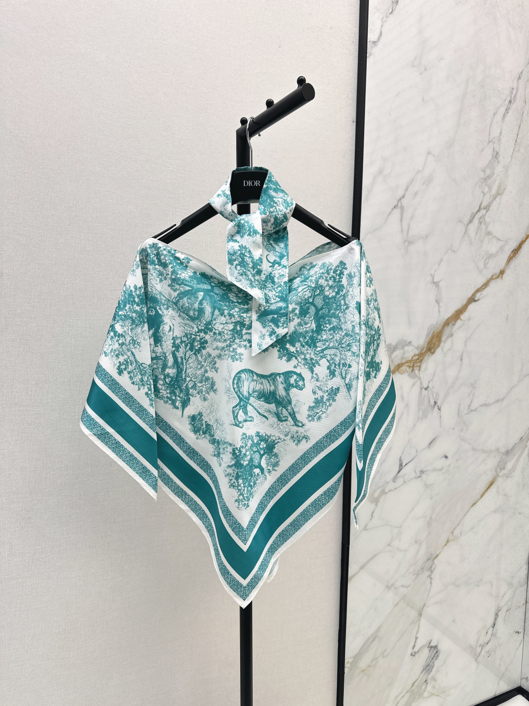 NO:486100,Recommended single models CD 25Ss—————The latest romantic holiday style in early autumn, high-quality, silk cape, shawl, hood, delivery small scarf, as a headscarf, bow tie, celebrity temperament iviera animal jungle print, 100% silk twill, one-length triangle style, flowing luxury temperament, elegant classic and versatile, not picky for people, positioning printing pattern, elegant and atmospheric, three colors, one-color (total length 138, width 56),, real silk, shawls, alexander wang19860909爆单款推荐 CD 25Ss————早秋最新款浪漫度假风高级色调真丝斗篷披肩罩衫配送小丝巾当头巾领结均可 名媛气质 iviera动物丛林印花 百分百真丝斜纹绸 一字领三角版型飘逸奢华气质优雅 经典百搭不挑人上身 定位印花图案 优雅不失大气 三色均码（总长138 宽56）,,real silk,shawls,alexander wang,Women's clothing