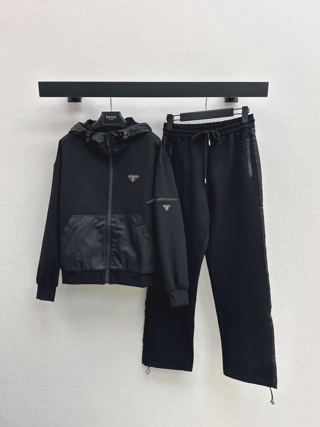 NO:486088,PD 25Ss———The latest fashionable casual suit for autumn and winter, spliced ​​hooded jacket + elastic waist trousers, customized twill cotton + nylon material, full of casualness, matched with the chest triangle logo, full of old money, matched with wide-leg straight trousers in the same series, waist and trousers drawstrings are elastic, achieve two-piece wear, stylish, simple and fashionable, easy to control every day of commuting, one set, one color is available for sale in stock, sml, jackets & coats, hats, alexander wang19860909PD 25Ss————秋冬最新款时髦休闲套装拼接连帽外套+松紧腰长裤 定制斜纹棉+尼龙材质 休闲感十足 配合胸口三角徽标 老钱感十足 搭配同系列阔腿直筒长裤 腰间和裤脚抽绳松紧有度 实现束脚两穿 穿搭有型 简约不失时尚感 日常通勤都能轻松驾驭 一套出 一色现货发售sml,,jackets & coats,hats,alexander wang,Women's clothing