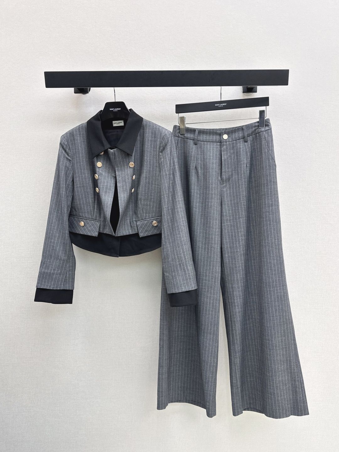 NO:486228,440SL 25Ss———The latest fake two-piece striped suit in autumn and winter. Short contrasting striped suit jacket + striped straight wide-leg pants. Simple and versatile gray. Simple and big-name. Two-piece striped suit design. Weak the toughness of the suit and add a touch of trend. Cool and sassy. Commuting and exterior matching. One set. One color is available for sale in stock. SML, loro piano, jackets & coats, business suit, alexander wang.19860909440SL 25Ss————秋冬最新款假两件条纹西装套装 短款撞色条纹西装外套+条纹直筒阔腿裤 简约百搭的灰色 系 简约又大牌 条纹假两件设计 弱化西装硬朗感 更添一丝潮流 酷飒兼备 通勤外搭绝绝子 一套出 一色现货发售sml,,loro piana,jackets & coats,business suit,alexander wang,Women's clothing