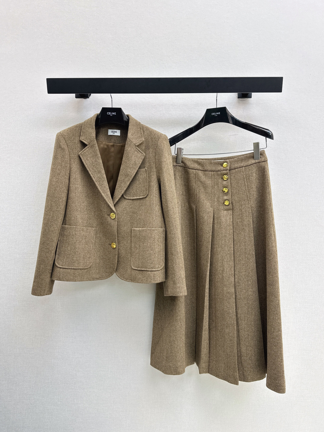 NO:486225,Ce 25Ss———The latest herringbone suit suit in autumn and winter, lapel suit jacket + gold button pleated suit, atmospheric brown color, retro and fashionable British style, double the temperament of the upper body, noble sense visible to the naked eye, slimming and aura, using wool herringbone fabric, high-quality texture, warm atmosphere in autumn and winter, casual and casual, not too dull, easy to match to create a fashionable style, one set, one color is available in stock, sml,, jackets & coats, business suit, alexander wang19860909Ce 25Ss————秋冬最新款人字纹西装套装 翻领西装外套+金扣百褶套装 大气啡色系 复古时髦英伦风 上身气质翻倍 肉眼可见的贵气感 显瘦显气场 采用羊毛人字纹面料 质感高级 秋冬温暖氛围感 休闲随性不会过于呆板 轻松搭配出时髦千金范 一套出 一色现货发售sml,,jackets & coats,business suit,alexander wang,Women's clothing