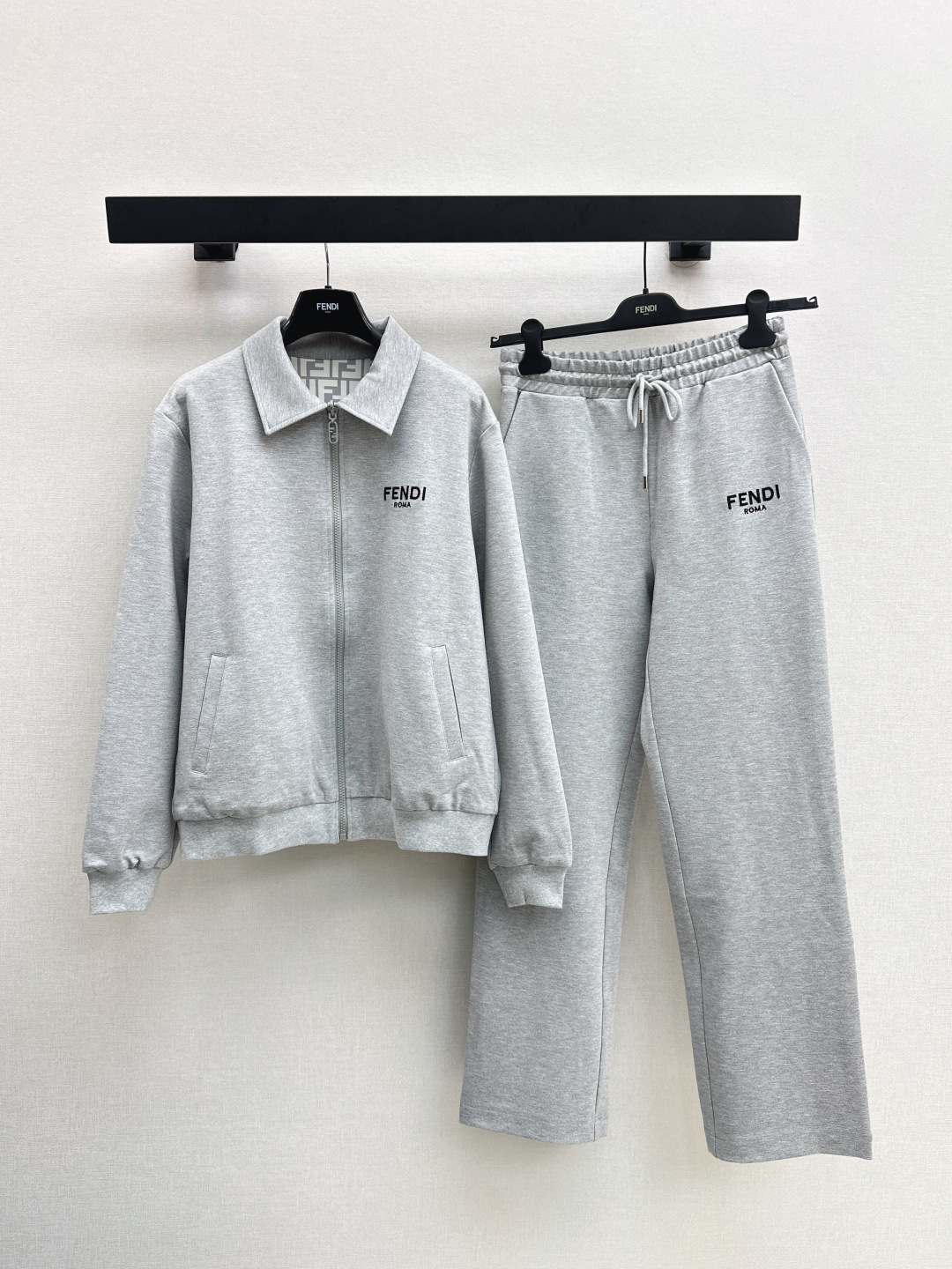 NO:486119,Double-sided wearable FD 25Ss———The latest classic casual suit for autumn and winter, double-sided wearable hooded jacket + elastic waist casual pants. Sweatshirt fabric is comfortable and breathable. Clever and stylish. Hooded zipper jacket is cut. Fashionable and casual. The chest is decorated with an iconic letter logo. Rich visual effect is more fashionable. The loose silhouette makes it look slim and adds vitality. One set is available in two colors. SML, hoodie, sweatshirts, jackets & coats,hats,alexander wang.19860909双面可穿 FD 25Ss———秋冬最新款经典休闲套装双面可穿连帽外套+松紧腰休闲裤 卫衣面料舒适透气 挺括有型 连帽拉链外套裁剪 时髦休闲 胸前饰以标志性字母徽标 丰富视觉效果更显时髦 廓形宽松版型显瘦增添活力 一套出 两色现货发售sml,,hoodie,sweatshirts,jackets & coats,hats,alexander wang,Women's clothing