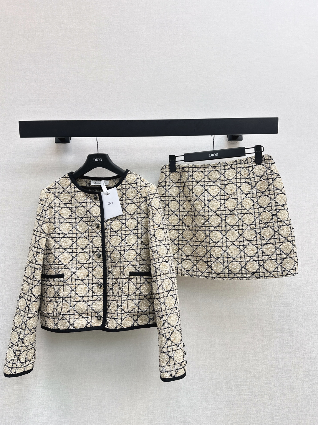 NO:486108,Jacket Skirt CD 25Ss————The latest autumn and winter Miss D limited Virgin Dianli plaid suit suit jacket + A-line skirt suit developed customized three-dimensional woven tweed fabric three-dimensional and wide, age-reducing temperament classic A-line style top body looks slim and tall, French elegant temperament white and rich beauty must have one color on sale sml, skirts, jackets & coats, business suit, alexander wang19860909外套半裙CD 25Ss————秋冬最新款Miss D限定戴妃藤格纹套装西装外套+A字小半裙套装 开发定制立体编织粗花呢面料立体挺阔 减龄气质经典A字版型上身显瘦又高挑 法式优雅气质白富美必备 一色现货发售sml,,skirts,jackets & coats,business suit,alexander wang,Women's clothing