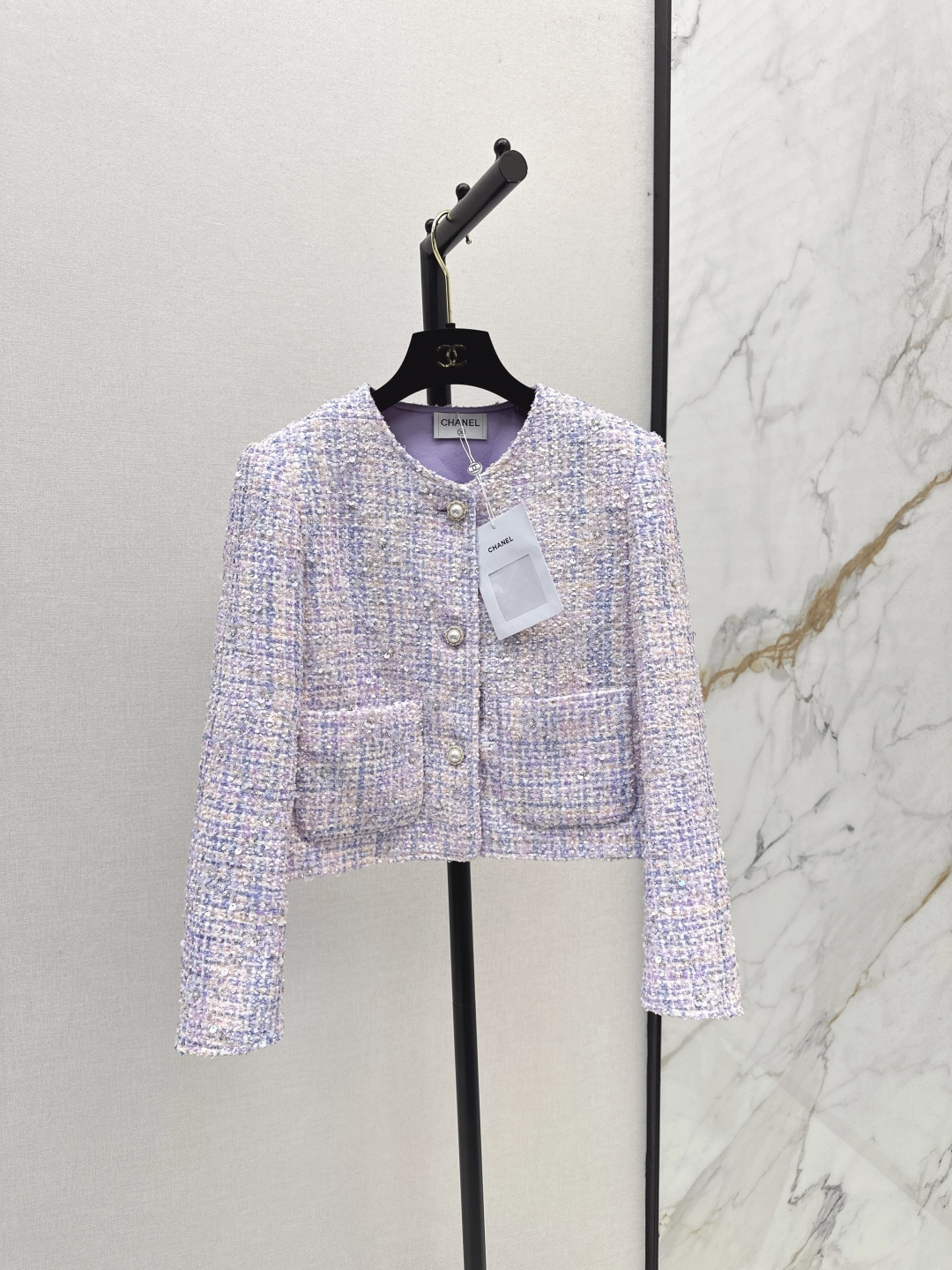 NO:486080,The temperament of the celebrity C home 25Ss———The latest style of the edging design of the small jacket in autumn and winter. It looks so beautiful and looks very white. It is the kind of jacket that will reveal elegance and temperament. Pearl button decoration. Full of details. The whole style is very well tailored. Very high-end. SMLXL, Chanel, Jackets & coats, alexander wang.19860909名媛气质风 C家 25Ss————秋冬最新款镶边设计小外套 太好看了 非常显白 是那种会透露出优雅和气质的外套 珍珠扣子装饰 细节感满满 整个版型剪裁很正 非常高级 一色现货发售smlxl,,chanel,jackets & coats,alexander wang,Women's clothing