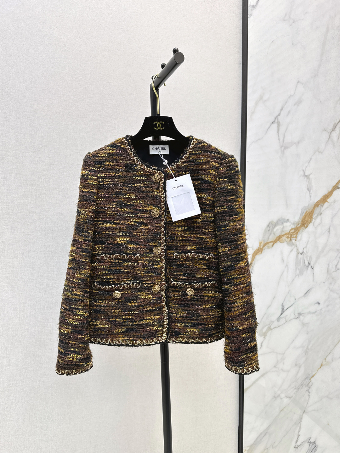 NO:486075,The temperament of the celebrity C home 25Ss———The latest style of the edging design of autumn and winter small jacket is so beautiful and very white. It is the kind of jacket that will reveal elegance and temperament. Rhinestone buttons and two-color woven edging design are full of details. The whole style is very straight and very high-end. One color is available in stock. mlxl, chanel, jackets & coats, alexander wang19860909名媛气质风 C家 25Ss————秋冬最新款镶边设计小外套 太好看了 非常显白 是那种会透露出优雅和气质的外套 水钻扣子和双色编织镶边设计 细节感满满 整个版型剪裁很正 非常高级 一色现货发售mlxl,,chanel,jackets & coats,alexander wang,Women's clothing