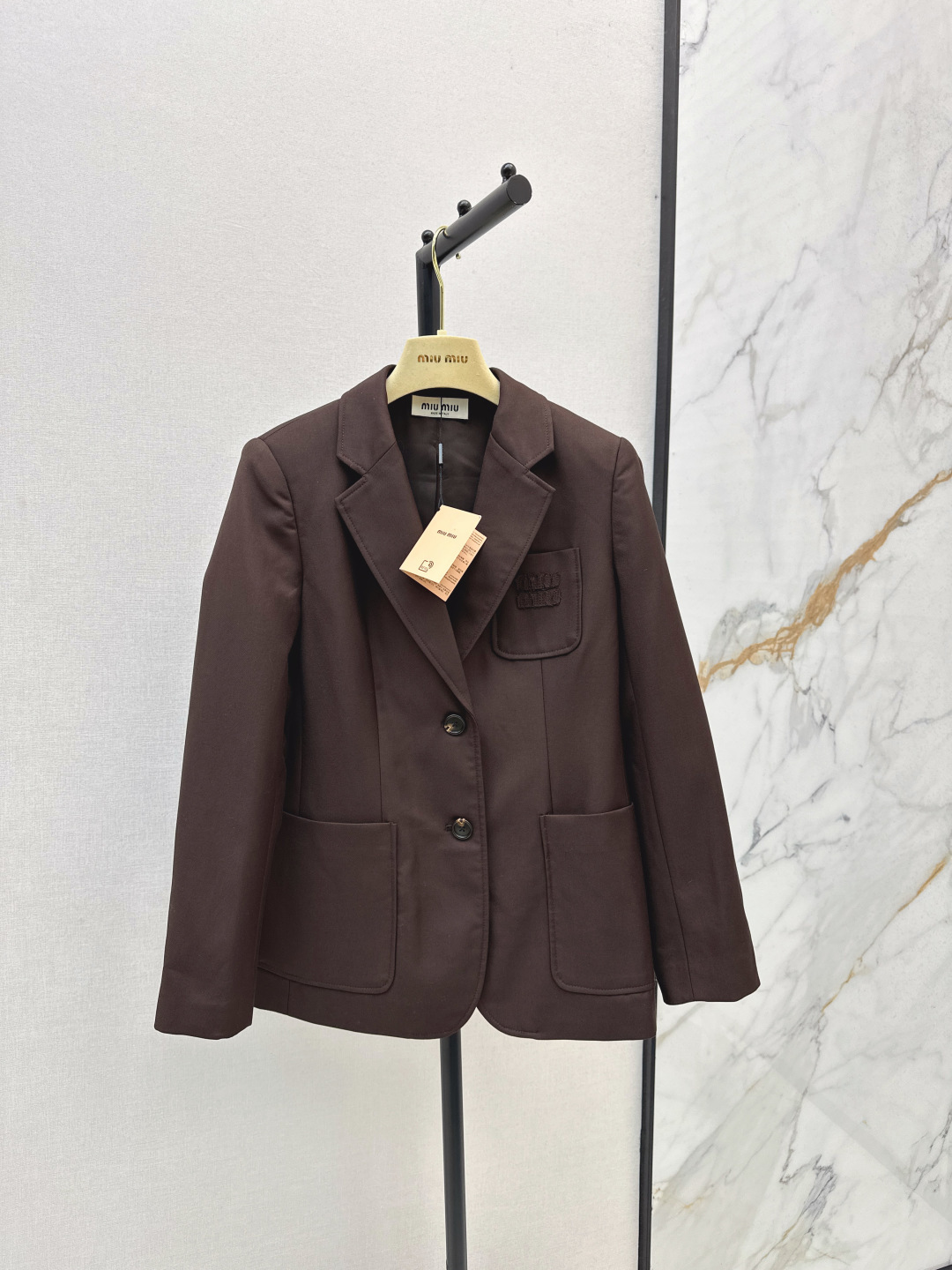 NO:486059,Exclusive model ~ Miu 25Ss———The latest Maillard color logo suit jacket in autumn and winter. Miu style fashionable outfit formula. Two-button design. The cut style with the right shape. It can be effective when paired. Fashionable online. The striped sleeves are designed to be rolled up and look eye-catching. The wearability is super high. One-color spot is available for sale. Miumiu, jackets & coats, business suit, alexander wang19860909独家款～ Miu 25Ss———秋冬最新款美拉德色系logo西装外套 缪式时髦穿搭公式 两粒扣设计 廓形恰到好处的剪裁版型 随意搭配都能出效果 时髦感在线 条纹里衬袖子设计卷起来穿好看又吸睛 实穿性超高 一色现货发售sml,,miumiu,jackets & coats,business suit,alexander wang,Women's clothing