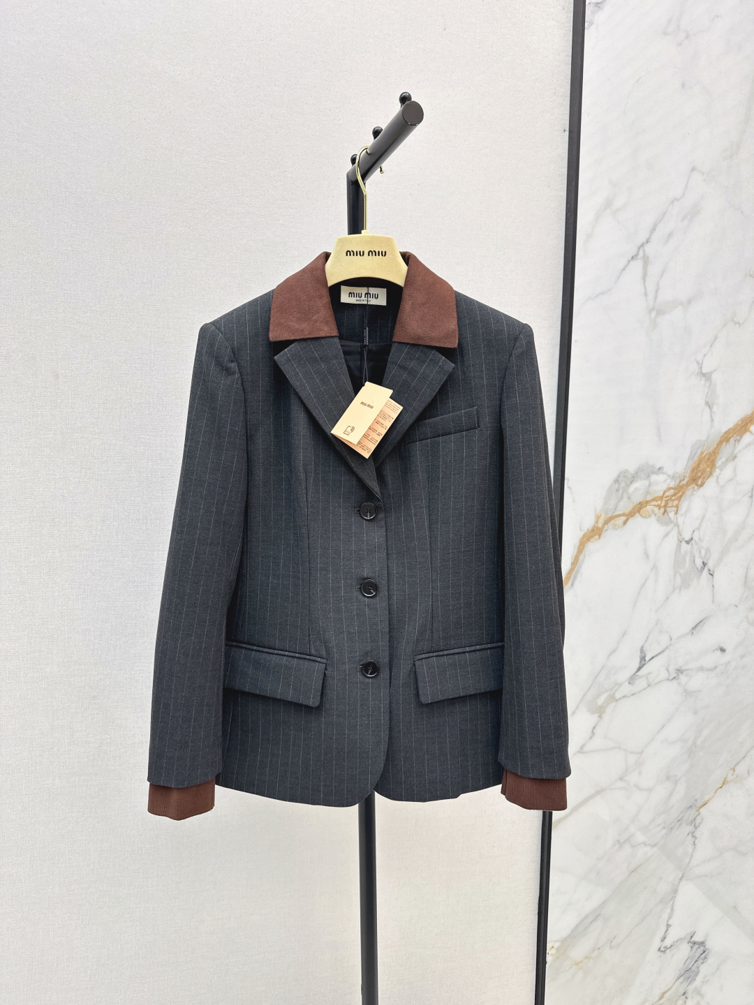 NO:486066,Miu 25Ss———The latest fake two-piece design in autumn and winter, detachable knitted collar striped suit jacket Miu style fashionable, top-down neat and stylish, the whole style is not picky, very hidden, no restrictions on the figure, small people can look particularly good, one color is available in stock, sml, miumiu, jackets & coats, business suit, alexander wang19860909减龄缪式穿搭 Miu 25Ss———秋冬最新款假两件设计可拆卸针织领条纹西装外套缪式时髦 自上而下利落有型 整个版型剪裁不挑人 非常藏肉 对身材没有限制 小个子也能特别好看 一色现货发售sml,,miumiu,jackets & coats,business suit,alexander wang,Women's clothing