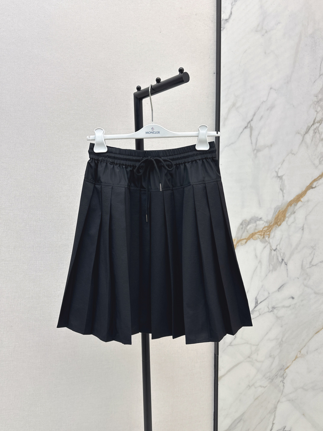 NO:487402,Mc 25Ss———The latest drawstring high-waist pleated skirt in early autumn, color-blocking high-waist drawstring waist A-line pleated skirt, small markings at the back of the skirt, the upper body is age-reducing and casual and versatile, the length is also very stretched and proportional, the correct academic style, two colors are available in stock smlxl, skirts, alexander wang19860909Mc 25Ss———早秋最新款抽绳高腰百褶半裙 拼色高腰抽绳收腰A字百褶裙摆 裙摆后面小标点缀 上身减龄又休闲百搭 长度也很拉比例感 妥妥的学院风 两色现货发售smlxl,,skirts,alexander wang,Women's clothing