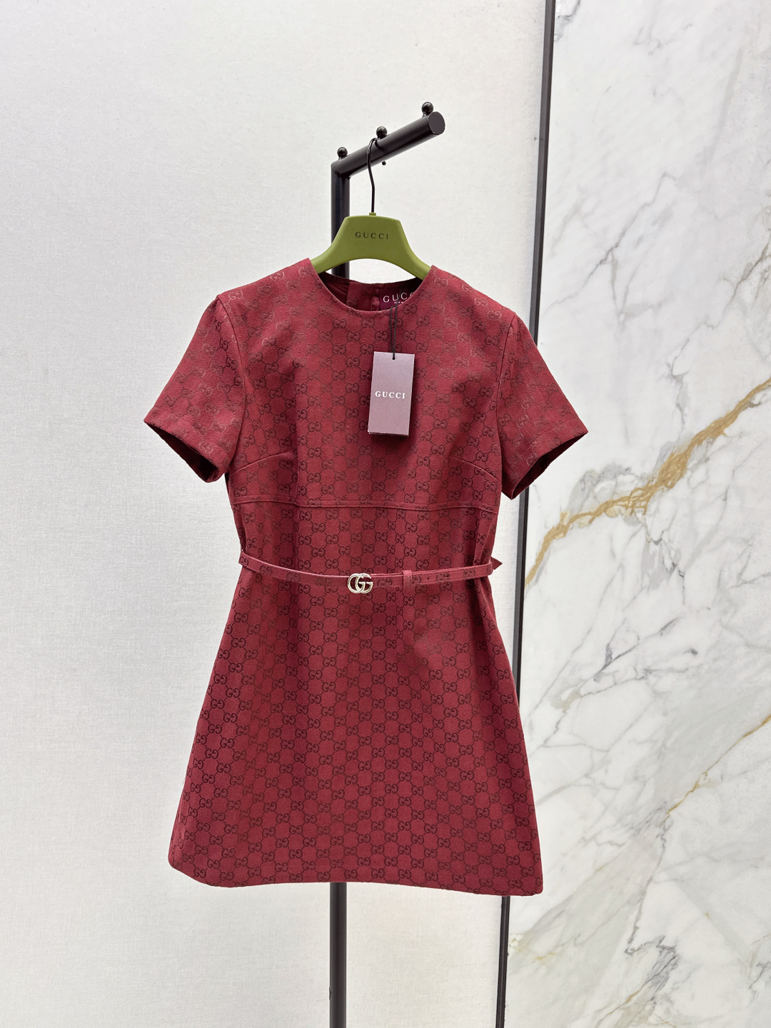 NO:487392,Gu 25Ss———The latest red double G presbyterian series round neck belt decorative dress in autumn and winter, customized classic double G jacquard fabric, low-key and fashionable hardware buckle decorative neckline, classic double G interlocking logo embellishment, matched with the same shorts, age-reducing and casual, loose style comfortable and versatile, not picky, casual commuting is very good, one color is available for sale in stock, smlxl, skirts, shorts, alexander wang19860909Gu 25Ss————秋冬最新款红色双G老花系列圆领腰带装饰连衣裙 定制经典双G提花面料 低调又时髦五金搭扣装饰领口 满身经典双G互扣Logo点缀 搭配同款短裤穿搭 减龄又随性 宽松版型舒适百搭不挑人 休闲通勤都很不错 一色现货发售smlxl,,skirts,shorts,alexander wang,Women's clothing