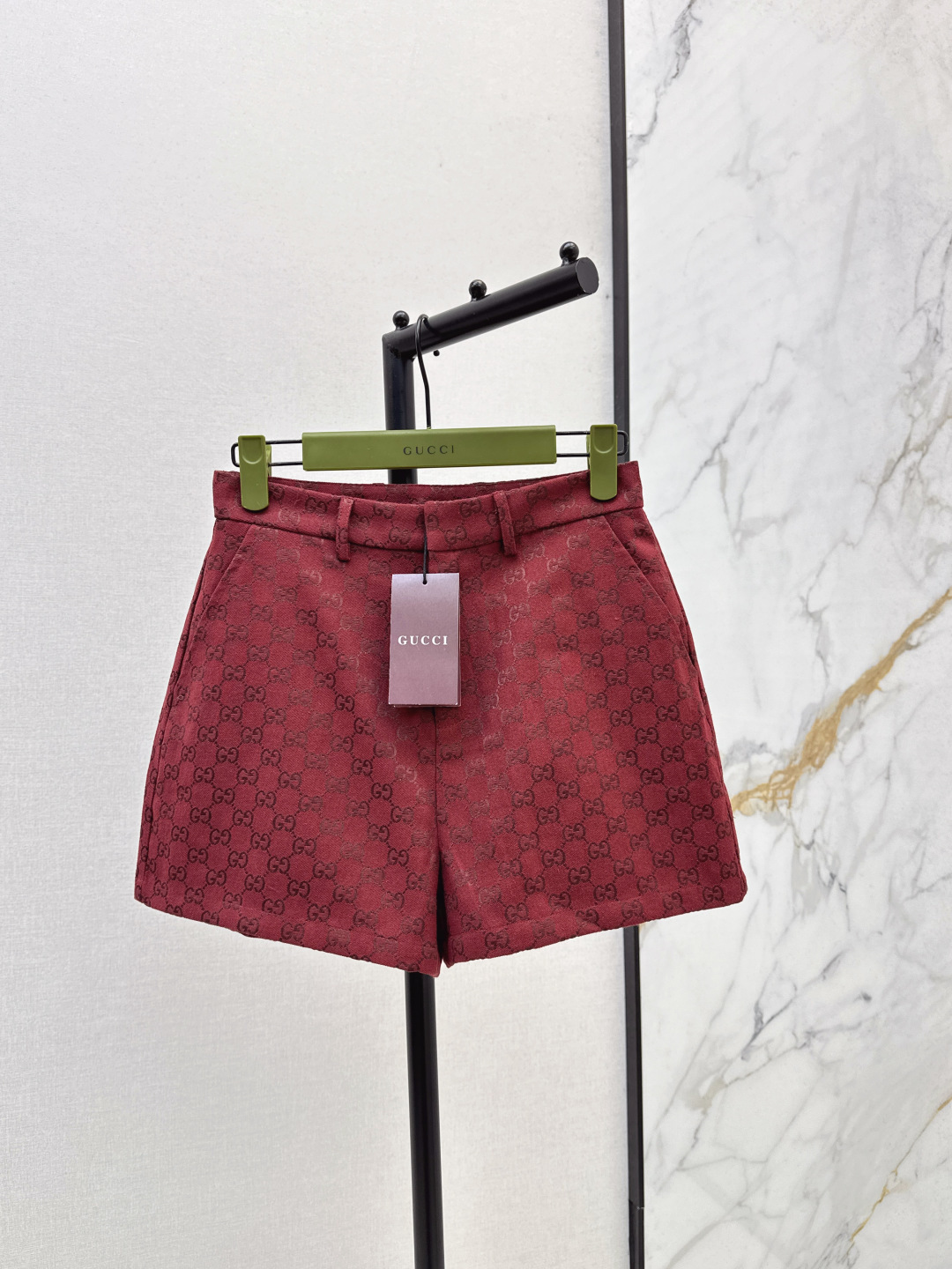 NO:487387,Gu 25Ss————The latest double G jacquard series of autumn and winter. High-waist shorts are suitable for wearing in all occasions. Easily lifted temperament. Super high-end. It has a sense of aura. High-waisted straight-fitting. It is a cut that can automatically slim and look taller. The upper body is extremely elegant and has a high-end style. The upper body is extremely stylish. It is a long-lasting style. It is very popular for people with presbyopia. It is a perfect match for the same series of suit jackets. The upper body is simply amazing. Elegant and age-reducing. It is very good for commuting and leisure. It is available in stock. SML, shorts, jackets & coats, business suit, alexander wang.19860909Gu 25Ss————秋冬最新款双G提花系列 高腰短裤各种场合都适合穿 秒抬气质 超级高级 自带气场感 高腰直筒版型 属于自动修身显瘦显高的剪裁 上身气质绝绝子 满印的双G提花面料 喜欢老花的一定不要错过 搭配同系列西装外套 上身简直绝了 优雅减龄 通勤休闲都很不错 一色现货发售sml,,shorts,jackets & coats,business suit,alexander wang,Women's clothing