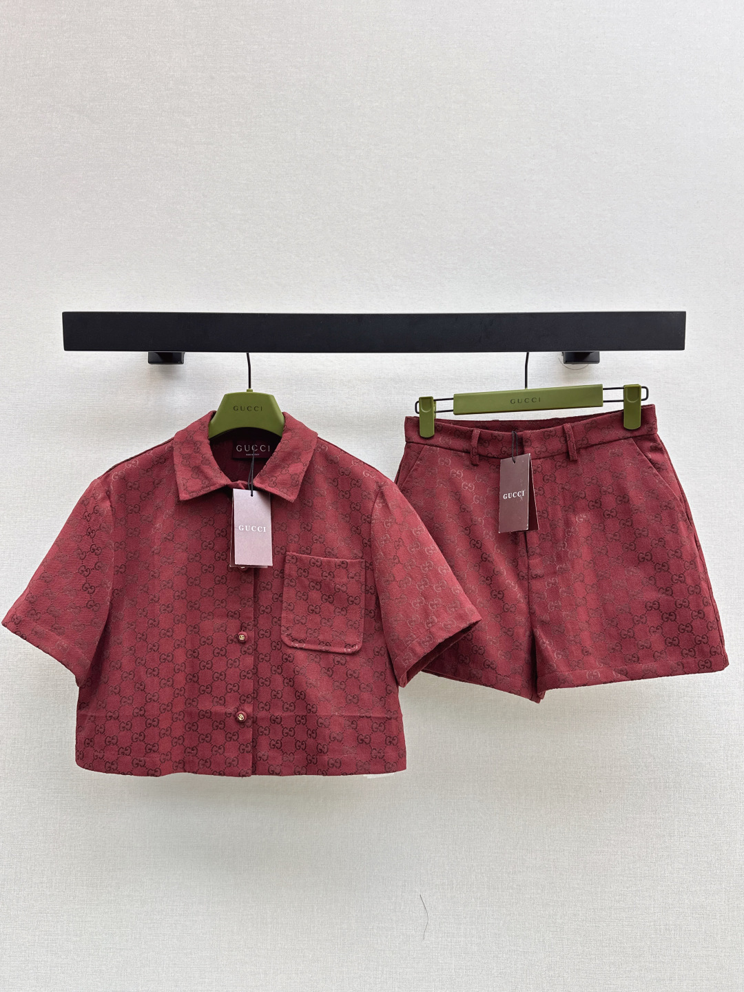NO:487379,Gu 25Ss———The latest red double G jacquard series in autumn and winter, lapel short short-sleeved shirt, classic printed GG jacquard jacket, those who like presbyopia, must not miss it, giant lift temperament, good for casual or commuting, with a sense of aura, loose fit, fashionable and super high-end, matched with trousers in the same series, shorts, upper body reduce age and elegant, sweet or salty, one color is available in stock smlxl,, shorts, jackets & coats, T-shirt, alexander wang19860909Gu 25Ss———秋冬最新款红色双G提花系列 翻领短款短袖衬衣 经典满印的GG提花外套 喜欢老花的一定不要错过 巨抬气质 无论是休闲还是通勤都很不错 自带气场感 宽松版型修身时髦超级高级 搭配同系列长裤 短裤上身减龄优雅 可甜可盐 一色现货发售smlxl,,shorts,jackets & coats,T-shirt,alexander wang,Women's clothing
