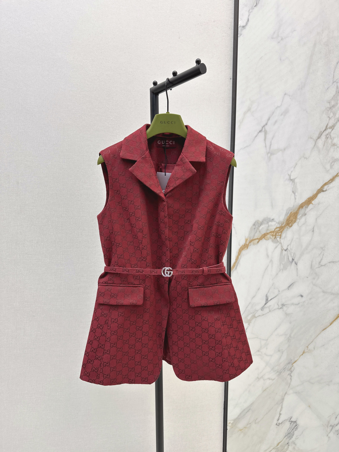 NO:487371,Gu 25Ss———The latest red double G jacquard series in autumn and winter. Lapel sleeveless vest jacket. Classic gg jacquard fabric. Those who like presbyopia must not miss it. The giant lift temperament is very good for casual or commuting. It has a sense of aura. The loose fit is fashionable and super high-end. Paired with the same series of trousers. The shorts are elegant and age-reducing. It can be sweet or salty. It is available in stock. Smlxl, shorts, jackets & coats, alexander wang.19860909Gu 25Ss————秋冬最新款红色双G提花系列 翻领无袖马甲外套经典gg提花面料 喜欢老花的一定不要错过 巨抬气质 无论是休闲还是通勤都很不错 自带气场感 宽松版型修身时髦超级高级 搭配同系列长裤 短裤上身减龄优雅 可甜可盐 一色现货发售smlxl,,shorts,jackets & coats,alexander wang,Women's clothing
