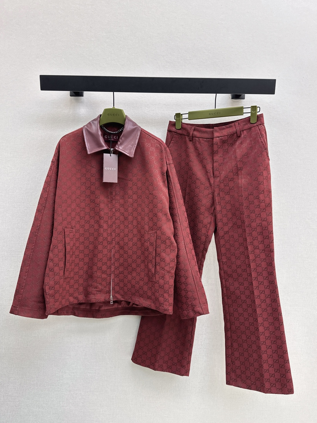 NO:487410,Gu 25Ss———The latest red double G jacquard series in autumn and winter, lapel jacket jacket, classic GG jacquard fabric, those who like presbyopia, must not miss it, spliced ​​leather lapel design, giant lifting temperament, good for casual or commuting, with a sense of aura, loose fit, fashionable and super high-end, paired with the same series of trousers, age-reducing and elegant, sweet or salty, one-color spot on sale smlxl,, jackets & coats, jackets & coats, alexander wang19860909Gu 25Ss————秋冬最新款红色双G提花系列 翻领夹克外套 经典GG提花面料 喜欢老花的一定不要错过 拼接皮革翻领设计 巨抬气质 无论是休闲还是通勤都很不错 自带气场感 宽松版型修身时髦超级高级 搭配同系列西裤上身减龄优雅 可甜可盐 一色现货发售smlxl,,jackets & coats,jackets & coats,alexander wang,Women's clothing