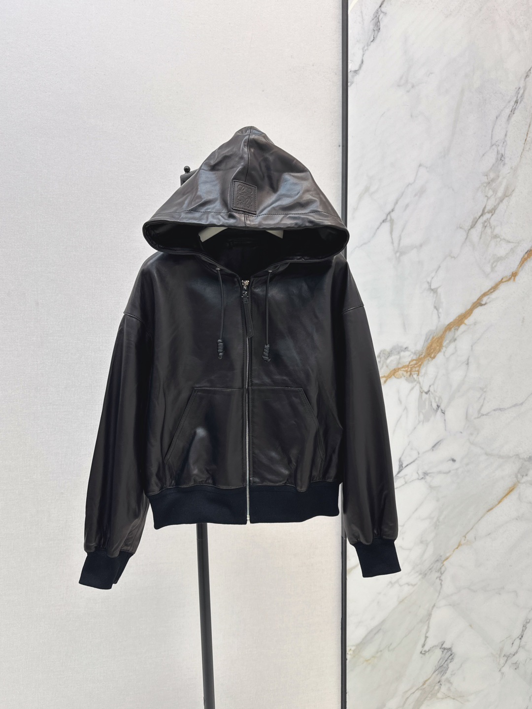 NO:487400,With dust bag Loe 25Ss———The latest hooded lambskin jacket in autumn and winter 100% lambskin fabric, handsome and fashionable, forming a texture collision with smooth leather, exquisite zipper details, whether paired with jeans or short skirts, you can easily become the focus of the street and exudes unique charm Three-color spot sale sml, loewe, skirts, jeans, jackets & coats, sheepskin, hats, alexander wang19860909配防尘袋Loe 25Ss————秋冬最新款连帽小羊皮外套 百分百小羊皮面料 帅气又时髦 与光滑的皮革形成质感碰撞 拉链细节精致 无论是搭配牛仔裤还是短裙 都能让你轻松成为街头焦点 散发独特魅力 三色现货发售sml,,loewe,skirts,jeans,jackets & coats,sheepskin,hats,alexander wang,Women's clothing