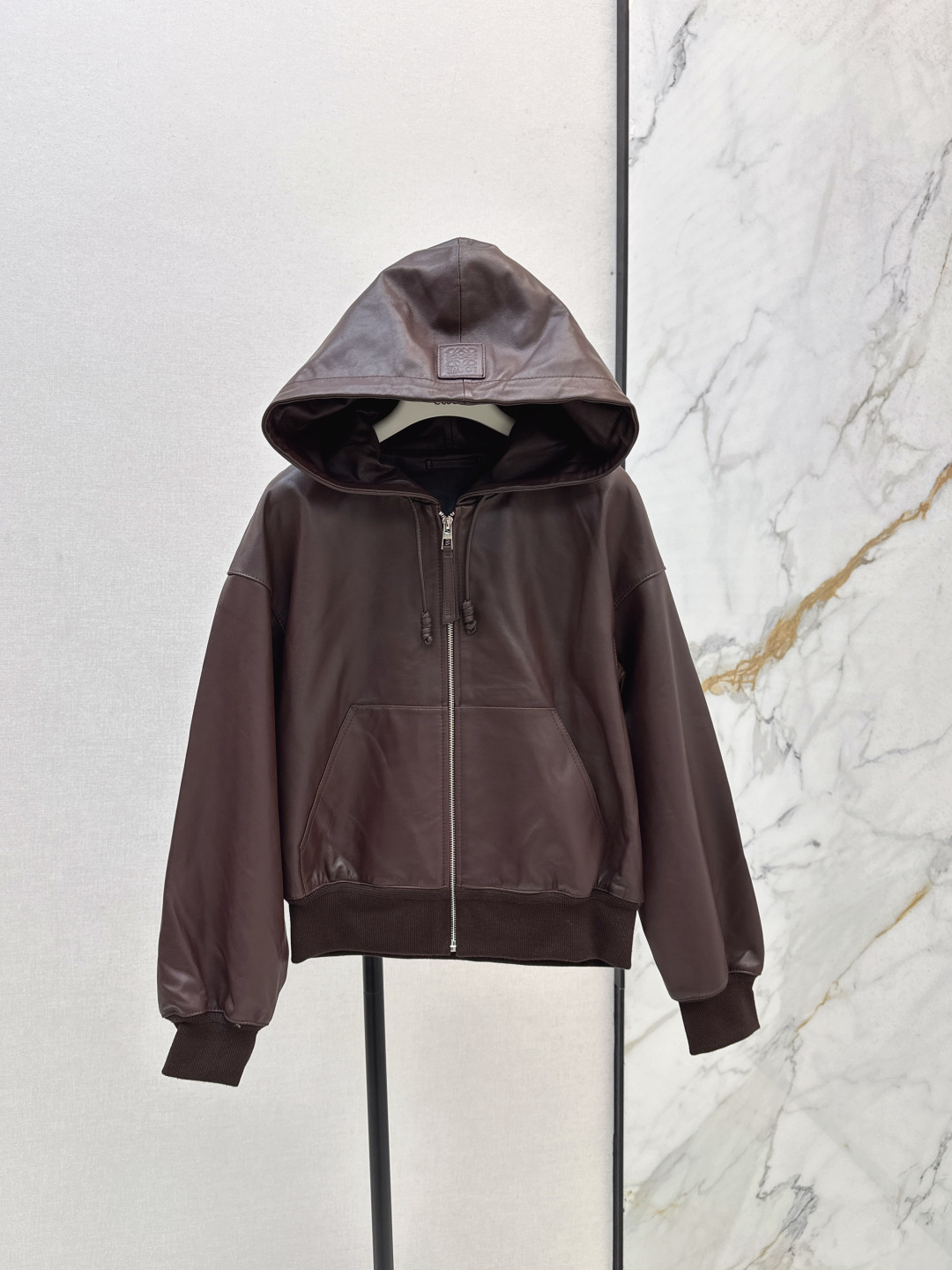 NO:487395,With dust bag Loe 25Ss———The latest hooded lambskin jacket in autumn and winter 100% lambskin fabric, handsome and fashionable, forming a texture collision with smooth leather, exquisite zipper details, whether paired with jeans or short skirts, you can easily become the focus of the street and exudes unique charm Three-color spot sale sml, loewe, skirts, jeans, jackets & coats, sheepskin, hats, alexander wang19860909配防尘袋Loe 25Ss————秋冬最新款连帽小羊皮外套 百分百小羊皮面料 帅气又时髦 与光滑的皮革形成质感碰撞 拉链细节精致 无论是搭配牛仔裤还是短裙 都能让你轻松成为街头焦点 散发独特魅力 三色现货发售sml,,loewe,skirts,jeans,jackets & coats,sheepskin,hats,alexander wang,Women's clothing