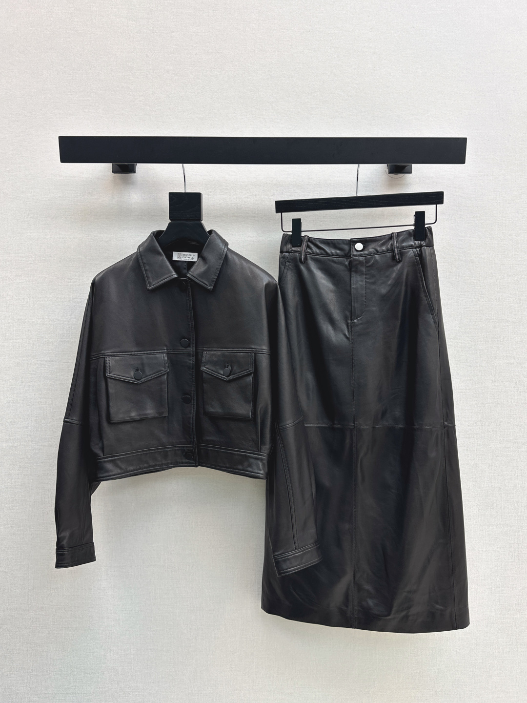 NO:487390,Exclusive first launch with dust bag Bc 25Ss————The latest premium minimalist style suit in early autumn, handsome workwear style lapel small short leather jacket + long skirt Imported 100% lambskin fabric, temperament and shoulder-drop style lazy and casual high-end items Customized hardware accessories full of details, low-key and luxurious design, excellent two-color split development, spot sml jacket, skirts, jackets & coats, sheepskin, alexander wang19860909配防尘袋独家首发 Bc 25Ss———早秋最新款高级极简风套装帅气工装风翻领小短款皮外套+长款半裙 进口百分百小羊皮面料 气质落肩版型慵懒随性的高级单品 定制五金配件细节感满满 低调奢华设计感超赞 两色分开发 现货发售sml 外套,,skirts,jackets & coats,sheepskin,alexander wang,Women's clothing