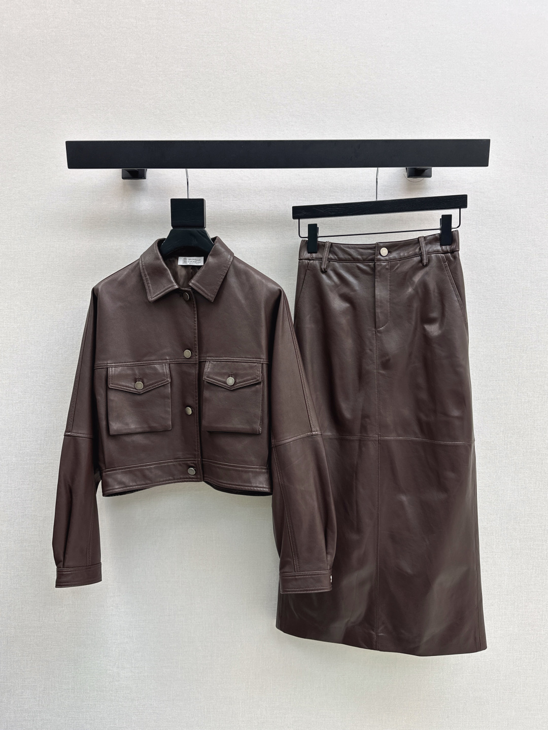 NO:487377,Coat with dust bag, exclusive first release of skirt 780 Bc 25Ss————The latest premium minimalist style suit in early autumn, handsome workwear style lapel small short leather jacket + long skirt, imported 100% lambskin fabric, temperament, shoulder-drop style, lazy and casual high-end items, customized hardware accessories full of details, low-key and luxurious design, excellent two-color split development, spot-on sml,, skirts, jackets & coats, sheepskin, alexander wang19860909外套配防尘袋 半裙780独家首发 Bc 25Ss———早秋最新款高级极简风套装帅气工装风翻领小短款皮外套+长款半裙 进口百分百小羊皮面料 气质落肩版型慵懒随性的高级单品 定制五金配件细节感满满 低调奢华设计感超赞 两色分开发 现货发售sml,,skirts,jackets & coats,sheepskin,alexander wang,Women's clothing