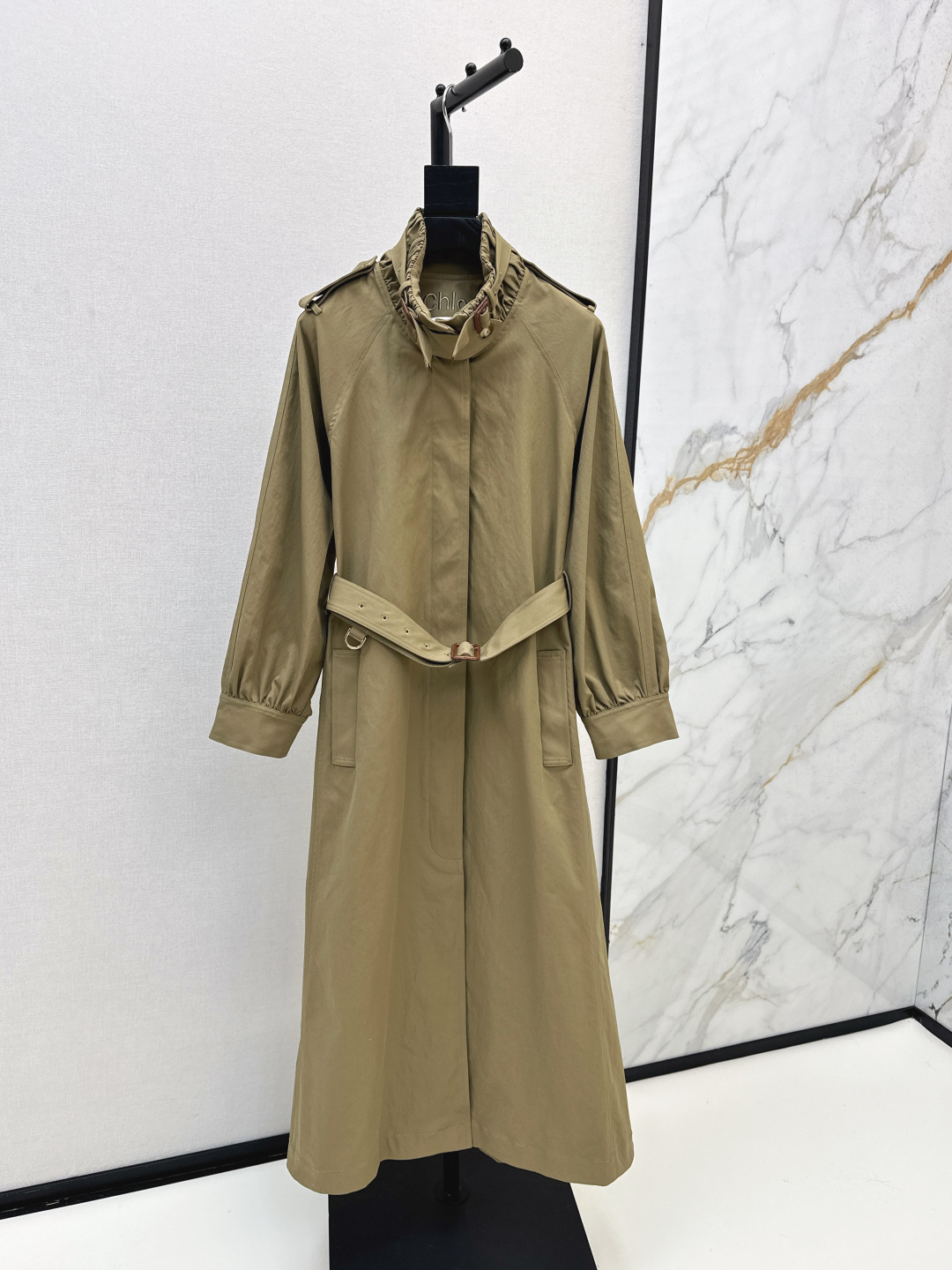 NO:487361,Ch～E 25Ss———The latest long standing collar windbreaker jacket in autumn and winter. The whole piece is three-dimensional cut. All-round exquisite and exquisite upper body to make it look super slimming. Simple and simple. It gives a refreshing and fashionable sense of high-end. Everyday elegant and fashionable. Very good color. The fabric is high-end and textured. SML is available in stock. Jackets & coats, alexander wang.19860909Ch～E 25Ss————秋冬最新款长款立领风衣外套 整件立体剪裁 全方位精致做上身超级遮肉显瘦 简简单单 穿出清爽时髦的高级感 日常优雅又时髦巨百搭 颜色很好看 面料高级又有质感 一色现货发售sml,,jackets & coats,alexander wang,Women's clothing