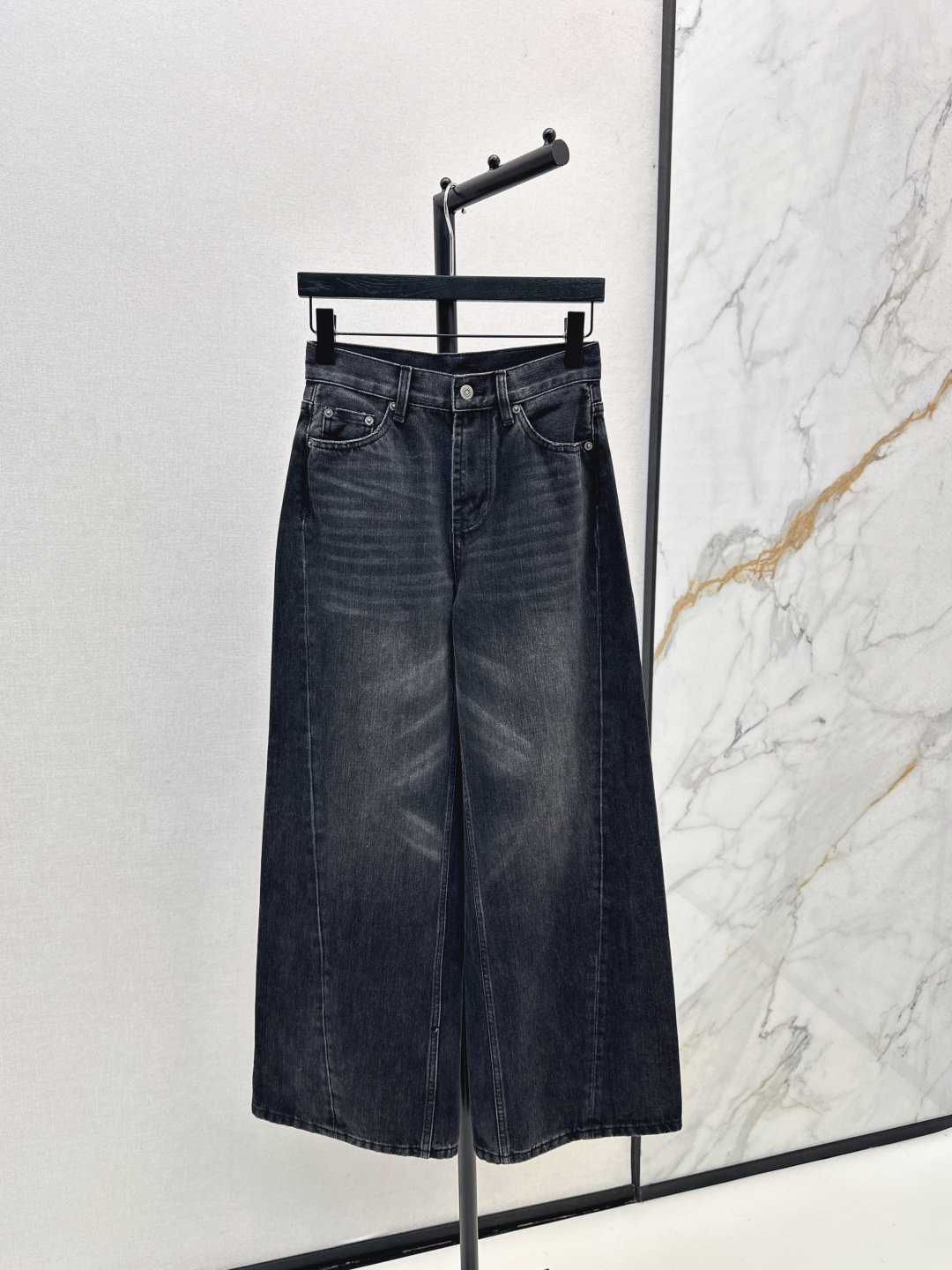 NO:487354,Exclusive first launch, fashionable and niche design 25Ss———The latest smoky gray denim straight-leg pants in autumn and winter custom-made retro washing process, A and cool high-end single item, handsome and fashionable. The imported denim fabric has a super texture, three-dimensional tailoring, medium and low waist straight-leg pants, huge slim upper body, one-color spot on sale smlxlxxl,,alexander wang19860909独家首发 时髦小众设计 25Ss———秋冬最新款烟灰色牛仔直筒裤定制复古洗水工艺又A又飒的高级单品单品 版型帅气又时髦.进口牛仔面料质感超赞 立体剪裁中低腰直筒裤型上身巨显瘦 一色现货发售smlxlxxl,,alexander wang,Women's clothing