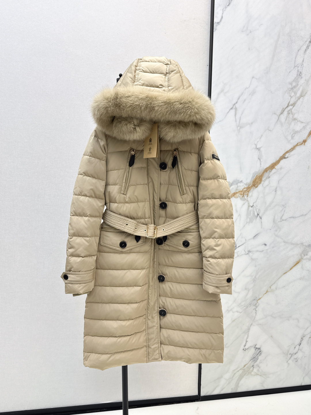 NO:487347,With dust bag Bur 25Ss———The latest classic raccoon fur collar hooded long down jacket jacket in autumn and winter. It is very practical. The classic style that the counter must be popular every year. Easy to hold various combinations. It exudes the British retro style and also shows a strong visual effect. Create a three-dimensional and crisp style. Wearing a feminine side. Imported heavyweight 90 white goose down velvet fill, light, comfortable and warm. yb hardware accessories. The material feel is super good. Recommended. Two colors are available for sale in stock. Smlxl, burberry, jackets & coats, down jacket, hats, alexander wang19860909配防尘袋Bur 25Ss————秋冬最新款经典貉子毛领连帽长款羽绒服外套 实穿性很高 专柜每年必火的经典款 轻松hold各种搭配 流露着英伦复古风 同时又展现出强烈的视觉效果 打造立体挺括的版型 穿着尽显女性利落的一面 进口重磅90白鹅绒填充 轻盈舒适又保暖 yb五金配件 实物质感超级赞 推荐 两色现货发售smlxl,,burberry,jackets & coats,down jacket,hats,alexander wang,Women's clothing