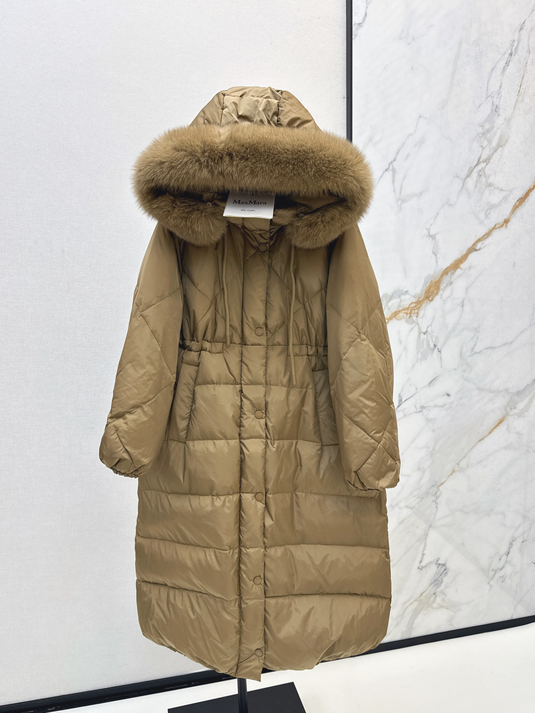 NO:487318,With dust bag Max 25Ss———The latest classic raccoon fur collar hooded long down jacket jacket in autumn and winter. It is very practical. The classic style that the counter must be popular every year. Easy to hold various combinations. It exudes the British retro style and also shows a strong visual effect. Create a three-dimensional and crisp style. Wearing a neat side of women. Imported heavy 90 white goose down filling, light, comfortable and warm. yb hardware accessories. The material feel is super good. Recommended. Two colors are available for sale in stock. Smlxl,, jackets & coats, down jacket, hats, alexander wang19860909配防尘袋Max 25Ss————秋冬最新款经典貉子毛领连帽长款羽绒服外套 实穿性很高 专柜每年必火的经典款 轻松hold各种搭配 流露着英伦复古风 同时又展现出强烈的视觉效果 打造立体挺括的版型 穿着尽显女性利落的一面 进口重磅90白鹅绒填充 轻盈舒适又保暖 yb五金配件 实物质感超级赞 推荐 两色现货发售smlxl,,jackets & coats,down jacket,hats,alexander wang,Women's clothing