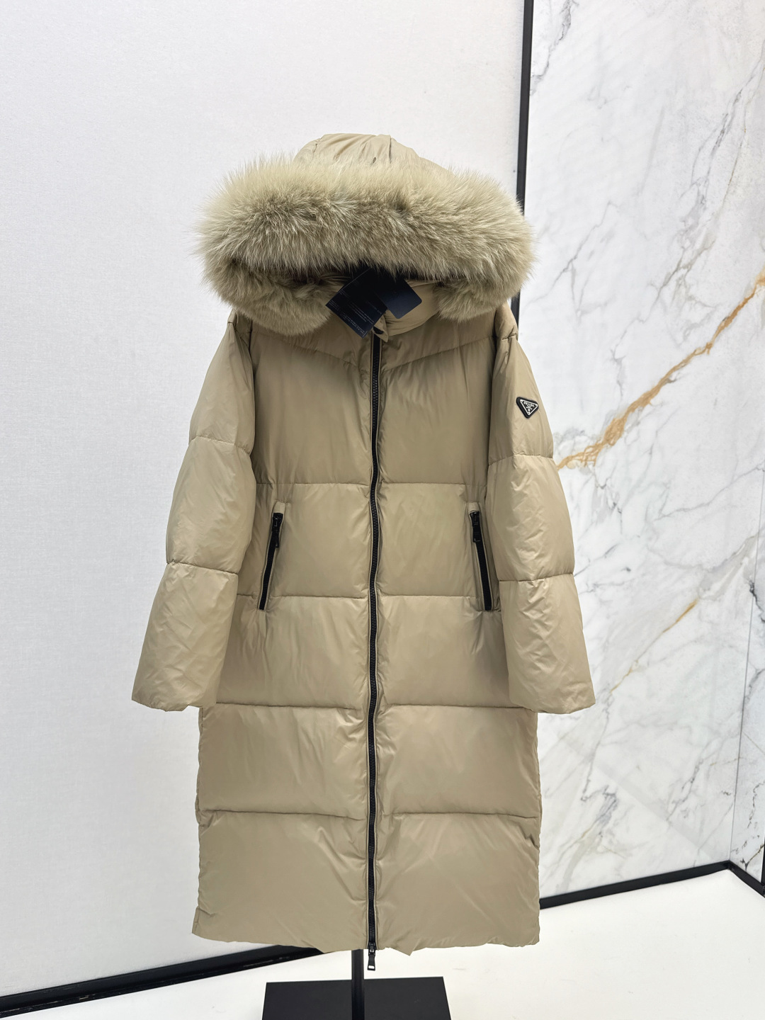 NO:487314,With dust bag PD 25Ss———The latest classic raccoon fur collar hooded long down jacket jacket in autumn and winter. It is very practical. The classic style that the counter must be popular every year. Easy to hold various combinations. It exudes the British retro style and also shows a strong visual effect. Create a three-dimensional and crisp style. Wearing a neat side of women. Imported heavyweight 90 white goose down velvet fill, light, comfortable and warm. yb hardware accessories. The material feel is super good. Recommended. Four colors are available in stock. 38/40/42/44,,jackets & coats,down jacket,hats,alexander wang19860909配防尘袋PD 25Ss————秋冬最新款经典貉子毛领连帽长款羽绒服外套 实穿性很高 专柜每年必火的经典款 轻松hold各种搭配 流露着英伦复古风 同时又展现出强烈的视觉效果 打造立体挺括的版型 穿着尽显女性利落的一面 进口重磅90白鹅绒填充 轻盈舒适又保暖 yb五金配件 实物质感超级赞 推荐 四色现货发售38/40/42/44,,jackets & coats,down jacket,hats,alexander wang,Women's clothing