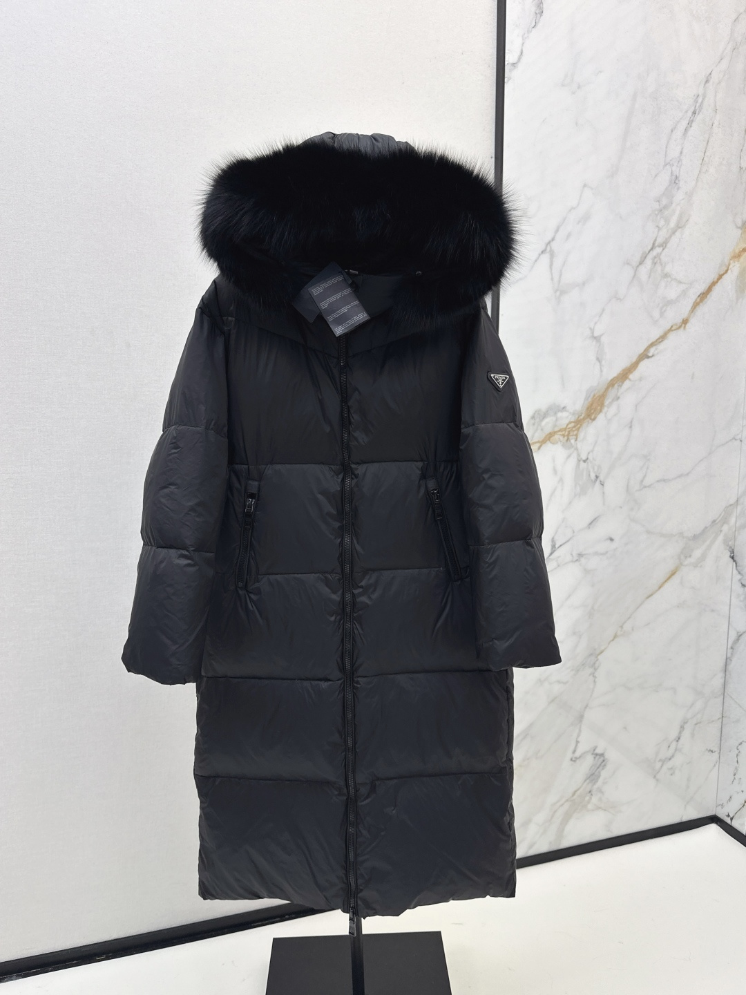 NO:487311,With dust bag PD 25Ss———The latest classic raccoon fur collar hooded long down jacket jacket in autumn and winter. It is very practical. The classic style that the counter must be popular every year. Easy to hold various combinations. It exudes the British retro style and also shows a strong visual effect. Create a three-dimensional and crisp style. Wearing a neat side of women. Imported heavyweight 90 white goose down velvet fill, light, comfortable and warm. yb hardware accessories. The material feel is super good. Recommended. Four colors are available in stock. 38/40/42/44,,jackets & coats,down jacket,hats,alexander wang19860909配防尘袋PD 25Ss————秋冬最新款经典貉子毛领连帽长款羽绒服外套 实穿性很高 专柜每年必火的经典款 轻松hold各种搭配 流露着英伦复古风 同时又展现出强烈的视觉效果 打造立体挺括的版型 穿着尽显女性利落的一面 进口重磅90白鹅绒填充 轻盈舒适又保暖 yb五金配件 实物质感超级赞 推荐 四色现货发售38/40/42/44,,jackets & coats,down jacket,hats,alexander wang,Women's clothing