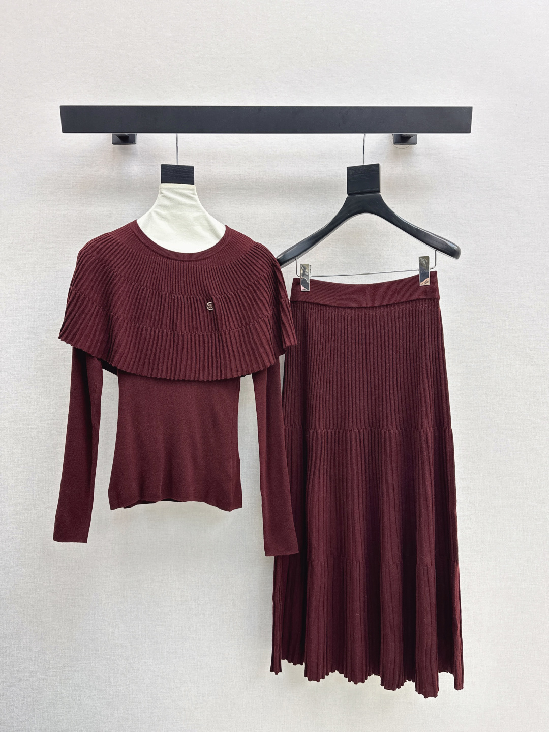 NO:548265,Exclusive model Miu 25Ss———The latest knitted suit in early autumn, fake two-piece cloak-style sweater + knitted skirt. Exquisite beauty. The overall feeling gives people a special simplicity and atmospheric feeling. One set matches you with a gentle, beautiful and charming feeling. The color and style are impeccable. The must-have set looks good no matter how you match it. The fabric is of a unique texture. It uses customized wool fabric. The details are very good. One set is out. Two colors are available in stock. Sml, miumiu, skirts, alexander wang.19860909独家款 Miu 25Ss———早秋最新款针织套装假两件斗篷式针织衫+针织半裙 精致美感 整体给人感觉特别的简约大气 一套搭配起来给你人一种温柔美丽动人的感觉 颜色跟版型都无可挑剔 懒人必备一套怎么搭都好看 面料质感一绝 采用的是定制羊毛面料 细节很到位 一套出 两色现货发售sml,,miumiu,skirts,alexander wang,Women's clothing