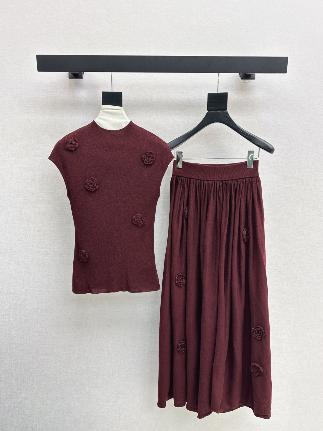 NO:548259,Exclusive model C home 25Ss———The latest knitted suit for early autumn, three-dimensional flower decorative sleeveless sweater + knitted skirt, exquisite beauty, the overall feeling is particularly simple and elegant, one set is matched to give you a gentle, beautiful and charming feeling, the color and style are impeccable, the must-have set looks good no matter how you match it, the fabric is of a unique texture, custom wool fabric, the details are very good, one set is released in four colors, sml, chanel, skirts, alexander wang19860909独家款 C家 25Ss———早秋最新款针织套装立体花朵装饰无袖针织衫 +针织半裙 精致美感 整体给人感觉特别的简约大气 一套搭配起来给你人一种温柔美丽动人的感觉 颜色跟版型都无可挑剔 懒人必备一套怎么搭都好看 面料质感一绝 采用的是定制羊毛面料 细节很到位 一套出 四色现货发售sml,,chanel,skirts,alexander wang,Women's clothing