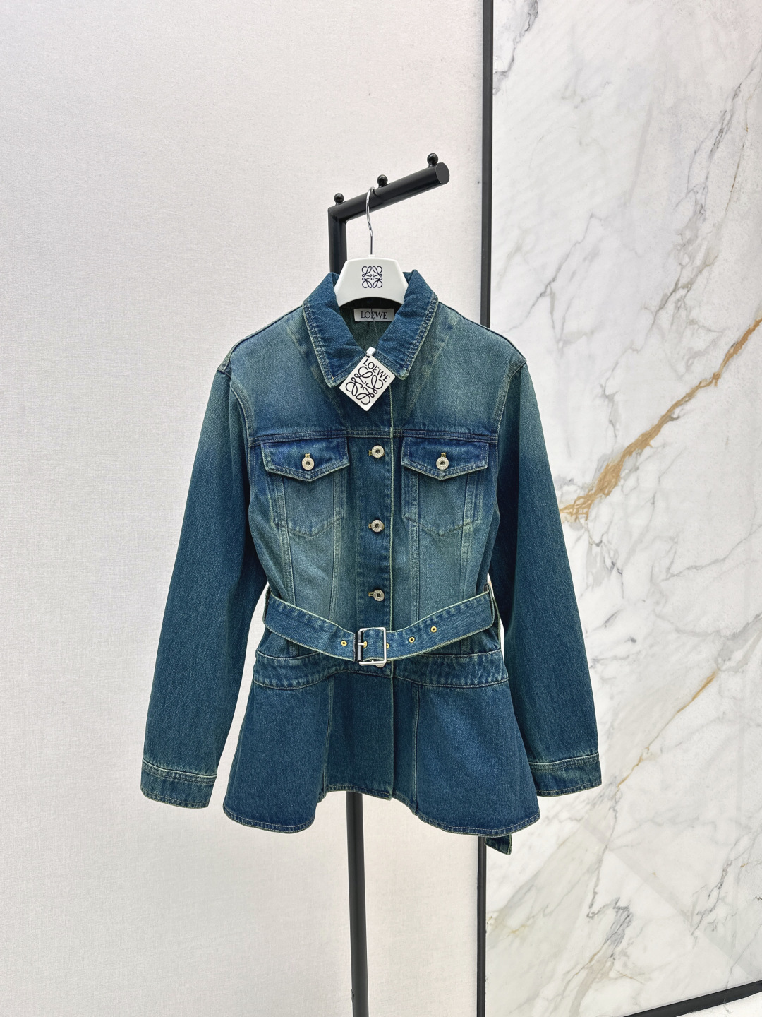 NO:548253,Fashionable outfits Loe 25Ss———The latest lace-fitting denim jacket in autumn and winter, giving daily outfits a sense of slackness and atmosphere, all kinds of figures can be controlled, small people can also feel at ease, belt or open to switch freely, back logo leather card decoration + retro washing water color system, detail online, one color is available for sale in stock,,loewe, jackets & coats,alexander wang19860909时髦穿搭 Loe 25Ss————秋冬最新款系腰带设计牛仔外套 让日常穿搭多一份松弛和氛围感 各种身材都能驾驭 小个子也放心入 系腰带或者敞开穿自由切换 后背logo皮牌装饰+复古洗水色系 细节感在线 一色现货发售sml,,loewe,jackets & coats,alexander wang,Women's clothing