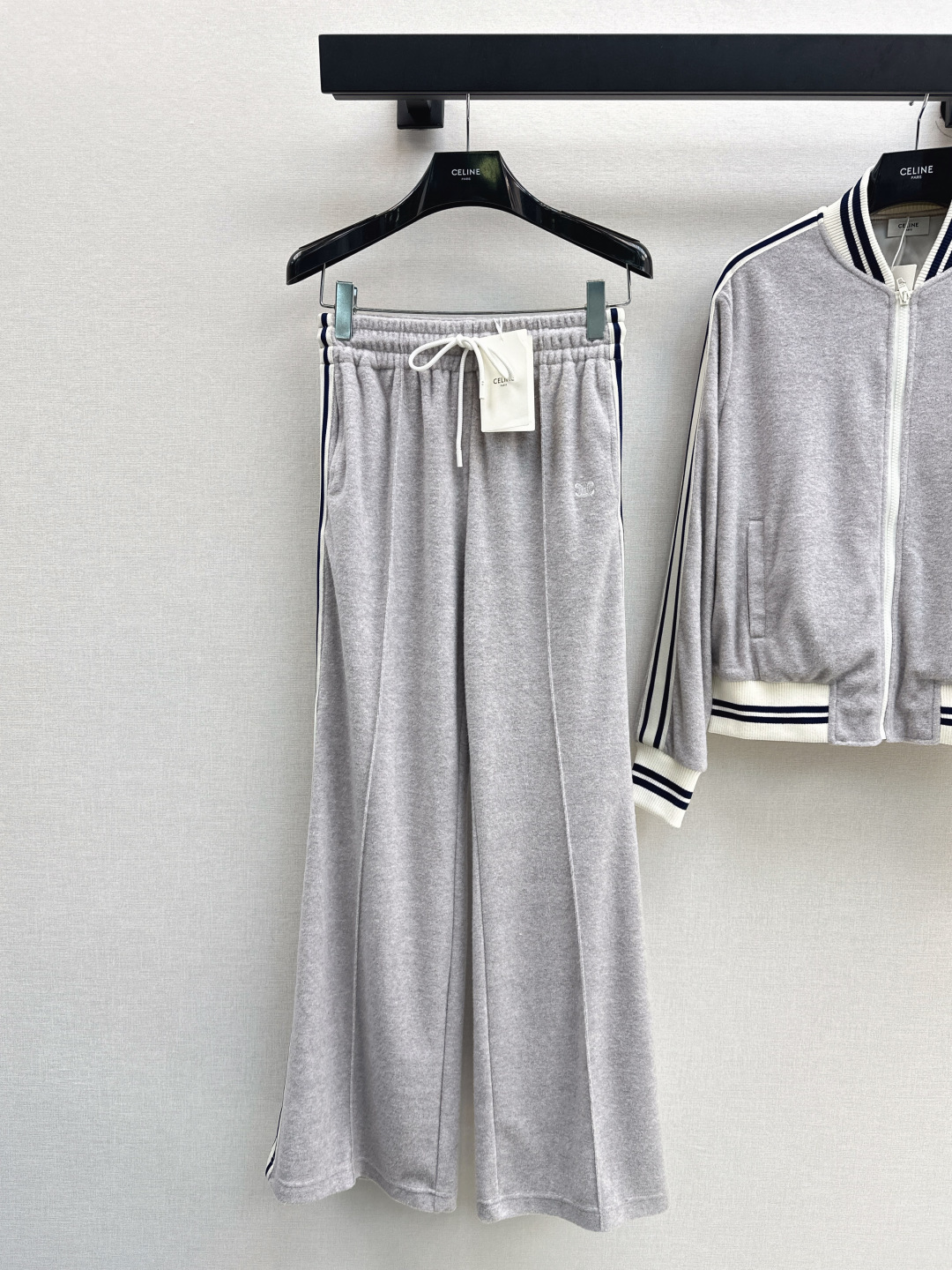 NO:548246,Recommended for the explosive order Ce 25Ss———The latest light gray velvet casual trousers on the autumn and winter, the side contrasting webbing design and positioning embroidery logo, the classic lace-up elastic waist straight-fitting style cut, casual and handsome style, the upper body is huge and slim, imported velvet fabric is soft and feels very good. Recommend a set of matching. One color is available in stock,,alexander wang19860909爆单推荐 Ce 25Ss————秋冬最新款浅灰色丝绒休闲长裤侧面撞色织带设计定位刺绣logo 经典系带松紧腰直筒版型剪裁 随性帅气范儿 版型上身巨显瘦 进口丝绒面料柔软手感很好 推荐一套搭配 一色现货发售sml,,alexander wang,Women's clothing