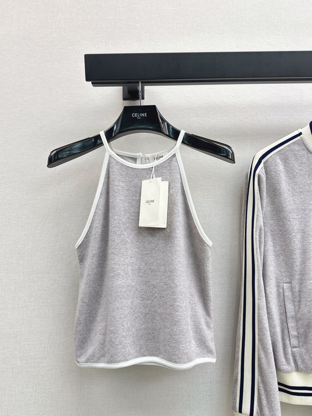 NO:548289,Recommended single models Ce 25Ss———The latest light gray velvet suspender contrasting color webbing + positioning embroidery logo fashionable and advanced. The classic version is huge and slim on the upper body, casual and casual, age-reducing and handsome. Imported velvet fabric is soft and feels good. One color is available for sale in stock. Alexander wang19860909爆单款推荐 Ce 25Ss————秋冬最新款浅灰色丝绒小吊带撞色织带包边+定位刺绣logo时髦又高级 经典版型上身巨显瘦 休闲随性减龄又帅气 进口丝绒面料柔软手感很好 一色现货发售sml,,alexander wang,Women's clothing