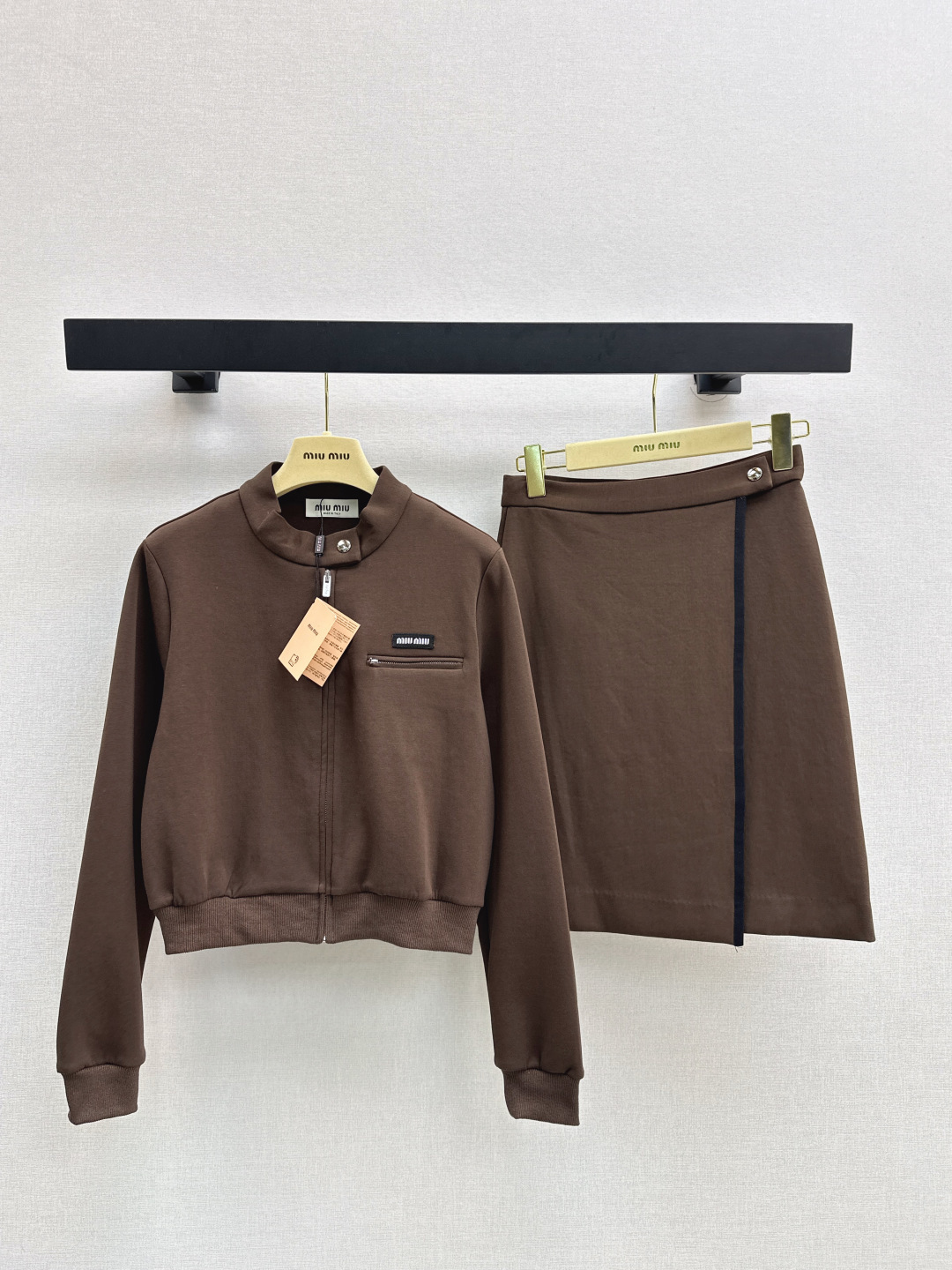 NO:548284,Fashionable outfit Miu 25Ss———The latest autumn and winter letter logo badge decoration casual suit stand-up jacket jacket + one-piece tailoring A-line skirt Customized air-layer fabric Super comfortable Everyday wear is good looking when you go out on the street. Very fashionable, versatile and not picky. It is definitely slimming and hiding flesh. One set of matching is very elegant. One set of two colors is available for sale in stock. SML, miumiu, skirts, jackets & coats, jackets & coats, alexander wang19860909时髦穿搭 Miu 25Ss————秋冬最新款字母logo徽章装饰休闲套装立领夹克外套+一片式剪裁A字半裙 定制空气层面料 超级舒适 日常出街随意穿都好看 很时髦 百搭不挑人 妥妥的显瘦藏肉 一套搭配很显气质 一套出 两色现货发售sml,,miumiu,skirts,jackets & coats,jackets & coats,alexander wang,Women's clothing