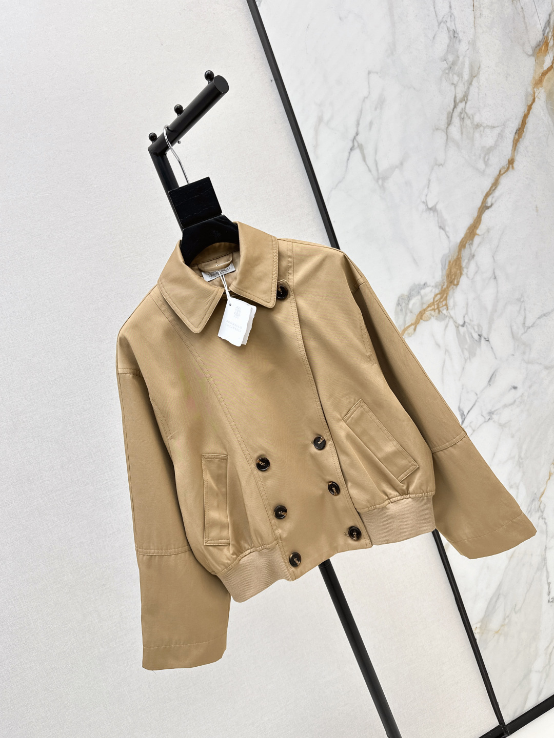 NO:567461,High-luxury wear Bc 25Ss————The latest loose-fitting short windbreaker jacket in autumn and winter. It is a very good-looking item. It is relaxed and has a real sense of fashion. The exquisite short version has a spirit of the whole body. It has a casual and handsome temperament. It is sweet and salty. It is full of details. It is made of high-density windbreaker cotton fabric. The texture is great. One color ready for sale sml,,jackets & coats,alexander wang19860909高奢感穿搭 Bc 25Ss————秋冬最新款宽松廓形短款风衣外套颜值敲扛打的单品太好看了 松弛有度 实实在在的时髦感 精致廓形短款版型 整个版型上身精气神 自带休闲帅气气质 可甜可盐 细节感满满 采用高密度风衣棉面料 质感很赞 一色现货发售sml,,jackets & coats,alexander wang,Women's clothing