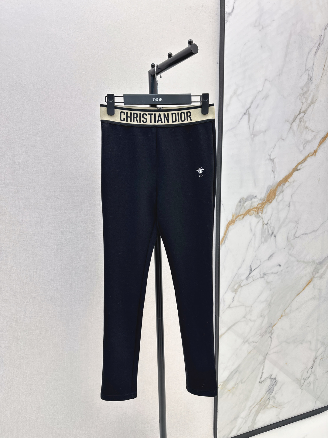 NO:488940,Chopsticks and legs artifact CD 25Ss————The latest must-have leggings for autumn and winter. Classic logo decoration with elastic webbing. Simple and fashionable. Imported Roman cotton fabric. Super soft and delicate texture. Unconstrained upper body. Super comfortable. Three-dimensional mid-high waist style. Lifting hips makes you look thin and tall. The upper body has a fashionable and high-end feeling. Close your eyes and you will see. One color sml,,alexander wang.19860909筷子腿神器 CD 25Ss————秋冬最新款必备打底裤 经典logo装饰搭配松紧织带 简约时髦 进口罗马棉面料 质感超级柔软细腻 上身无约束超舒适 立体中高腰版型 提臀显瘦又高挑 上身自带时髦高级感 闭眼收 一色sml,,alexander wang,Women's clothing