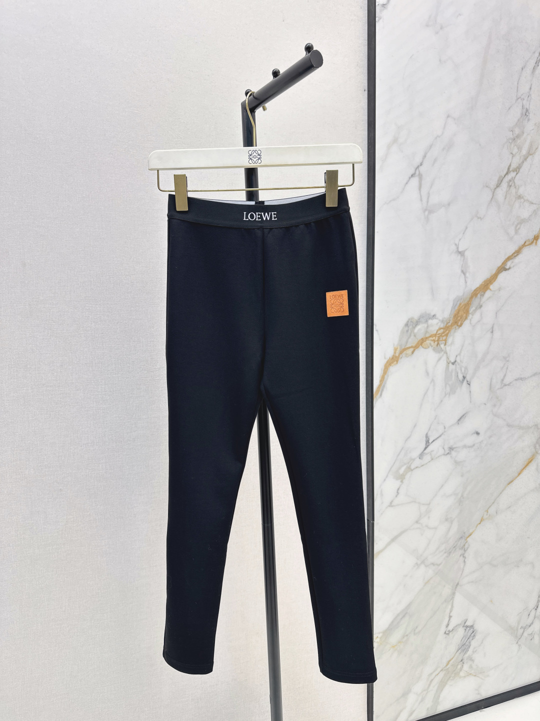 NO:488933,Chopsticks and legs artifact Loe 25Ss————The latest must-have leggings for autumn and winter. Classic logo decoration with elastic webbing. Simple and fashionable. Imported Roman cotton fabric. Super soft and delicate texture. Unconstrained upper body. Super comfortable. Three-dimensional mid-high waist style. Lifting hips makes you look thin and tall. The upper body has a fashionable and high-end feeling. Close your eyes and see. One color sml,,loewe,alexander wang.19860909筷子腿神器 Loe 25Ss————秋冬最新款必备打底裤 经典logo装饰搭配松紧织带 简约时髦 进口罗马棉面料 质感超级柔软细腻 上身无约束超舒适 立体中高腰版型 提臀显瘦又高挑 上身自带时髦高级感 闭眼收 一色sml,,loewe,alexander wang,Women's clothing